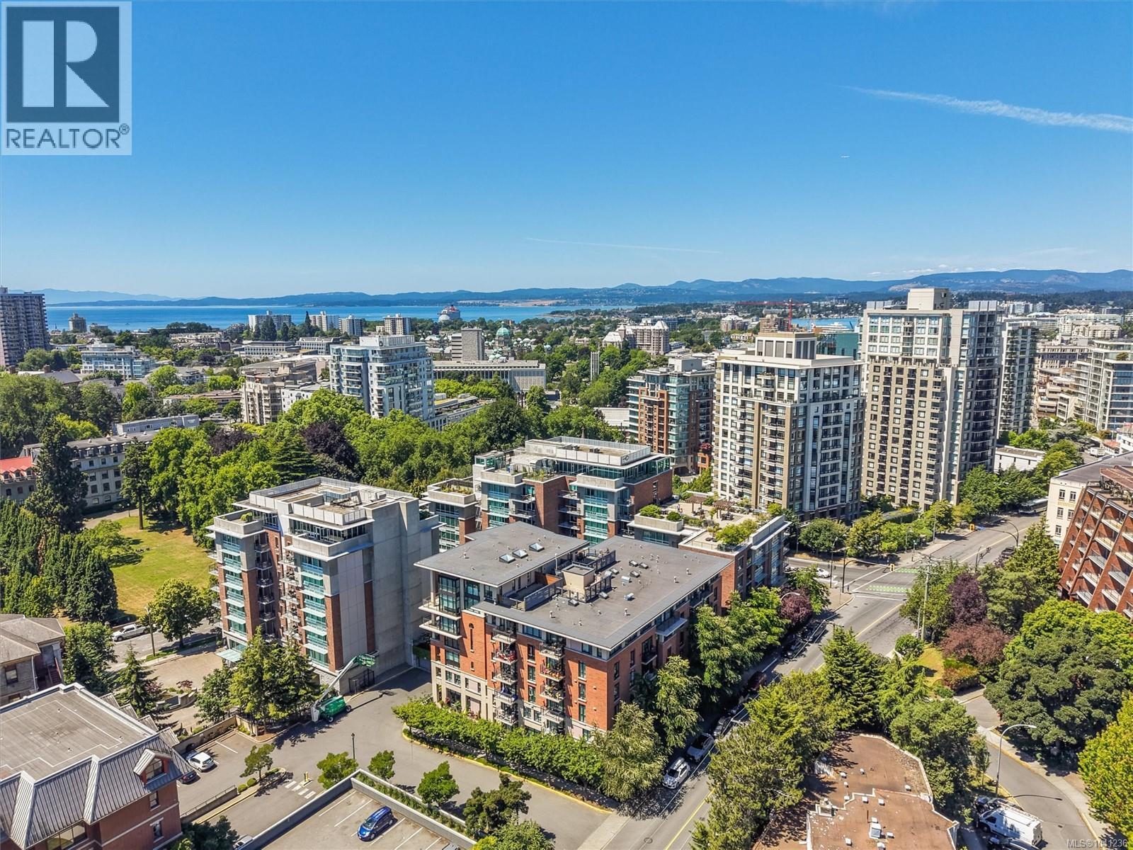 205 827 Fairfield Rd, Victoria