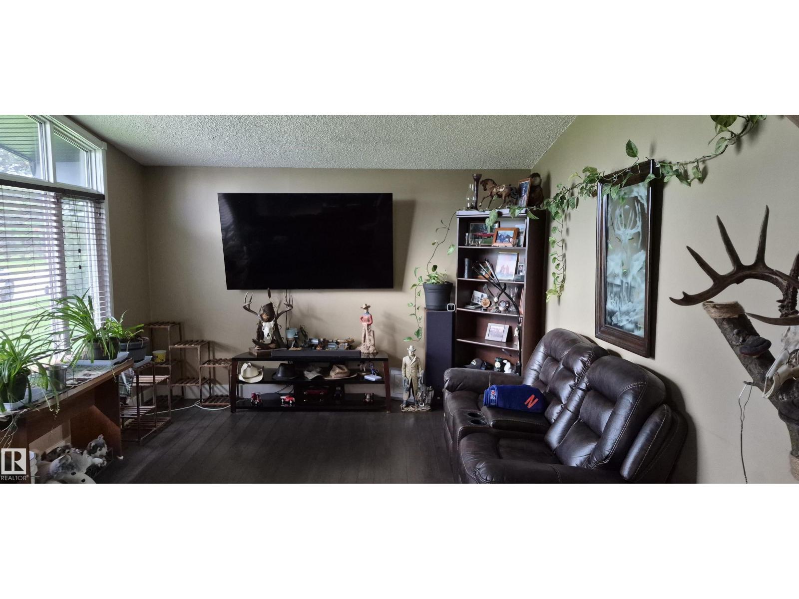 10523 105 ST - 19