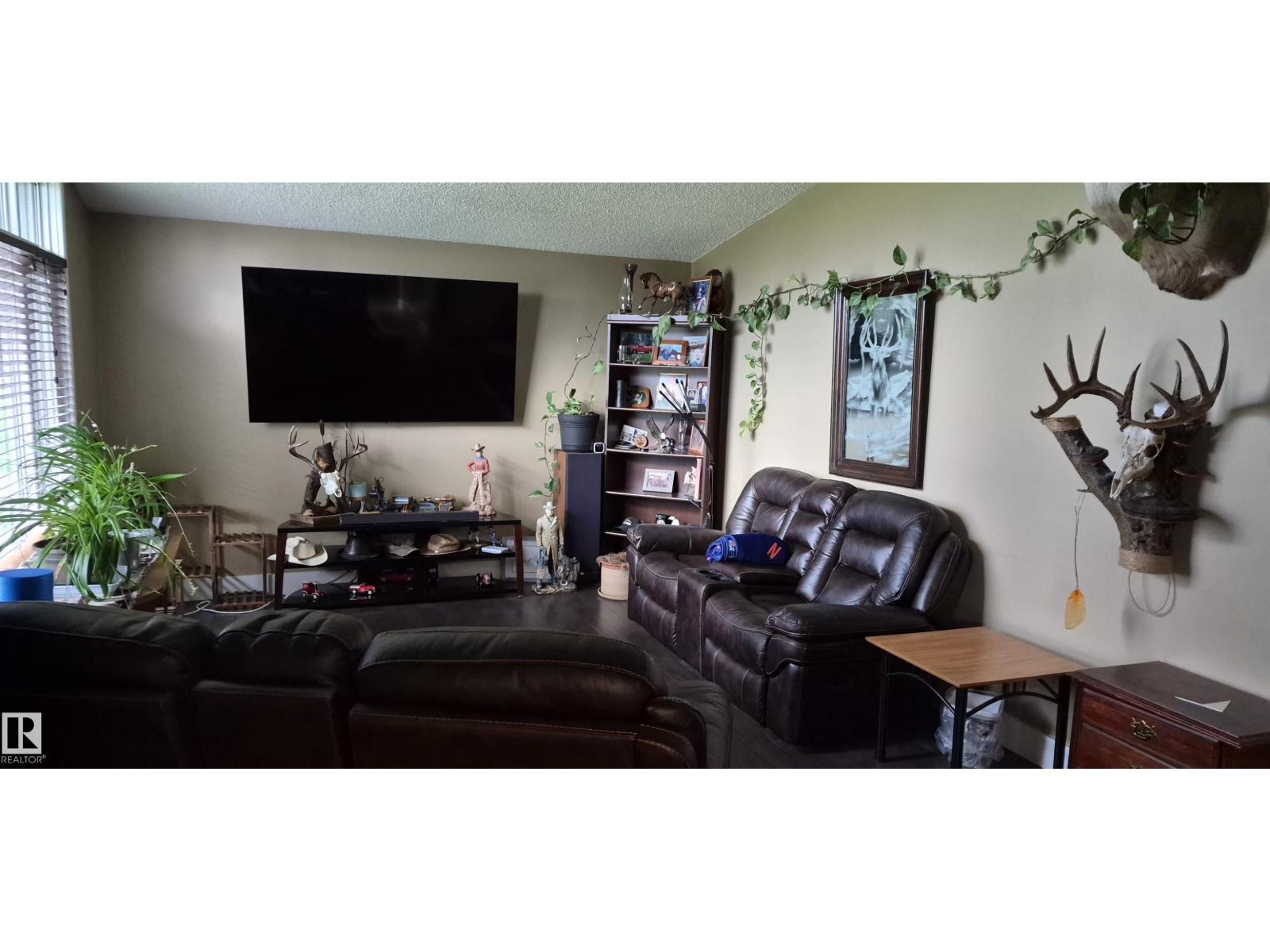 10523 105 ST - 16