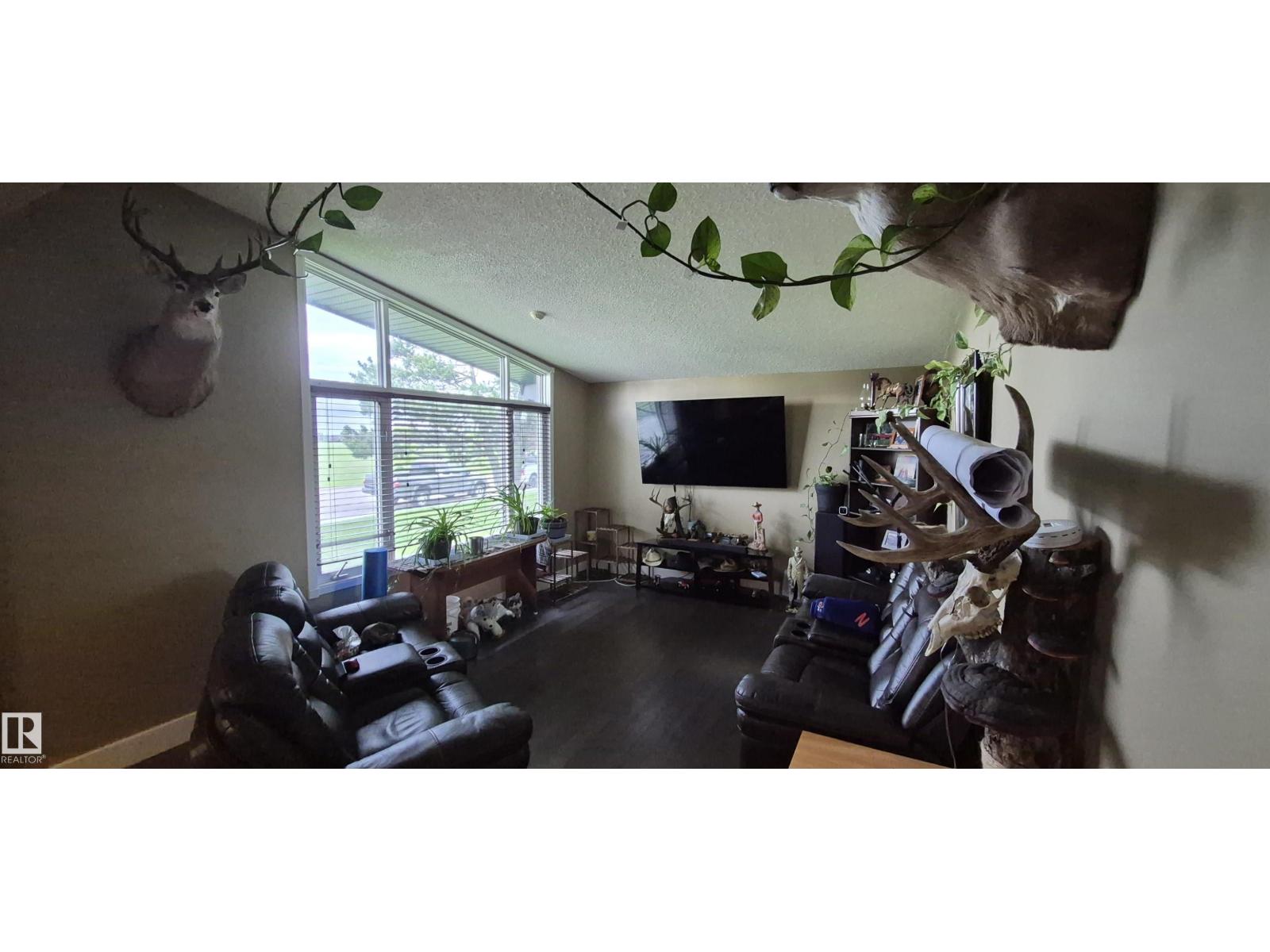 10523 105 ST - 8
