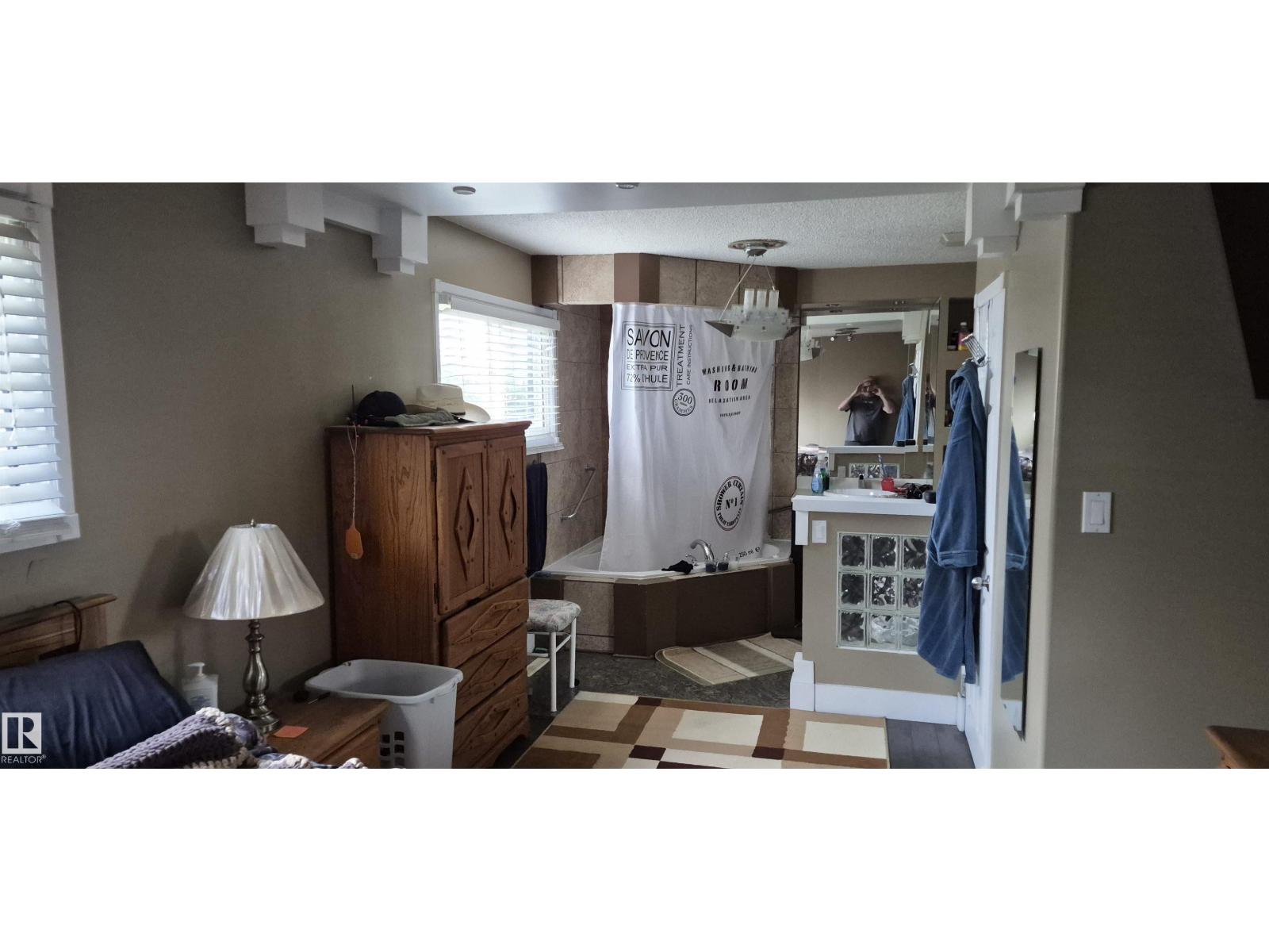 10523 105 ST - 6