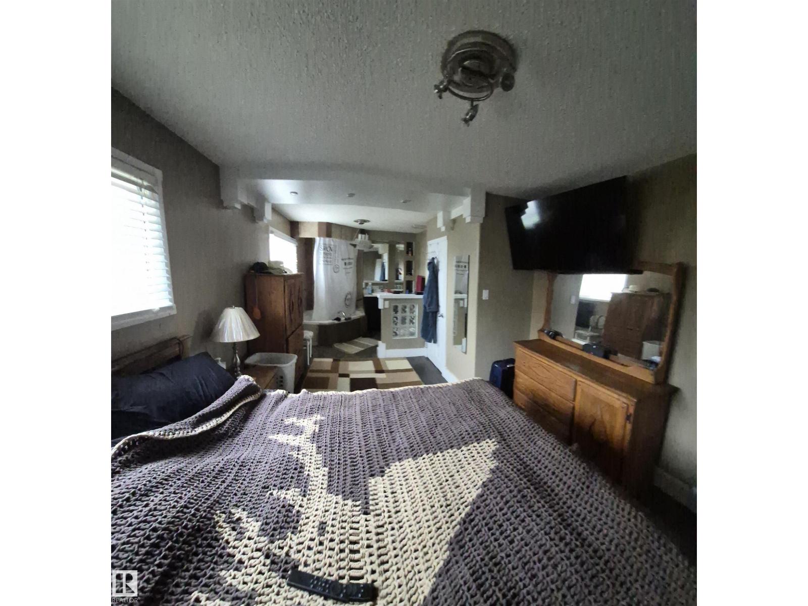 10523 105 ST - 4