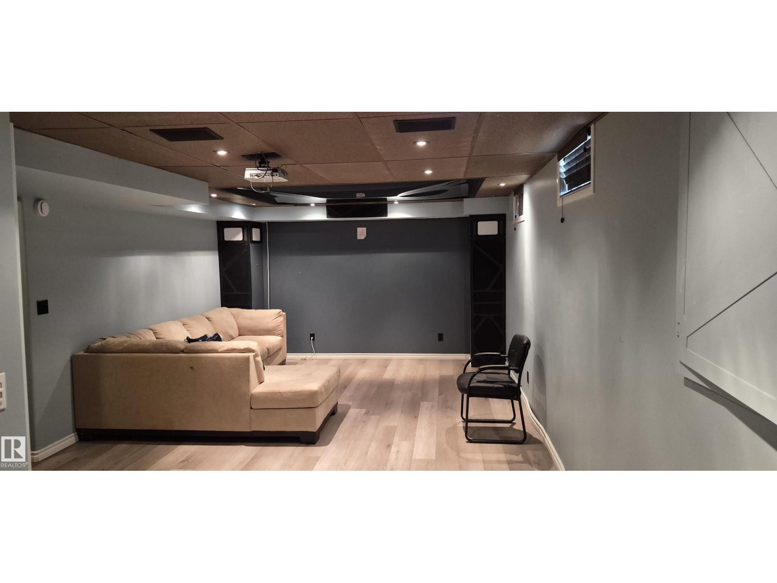 10523 105 ST - 29