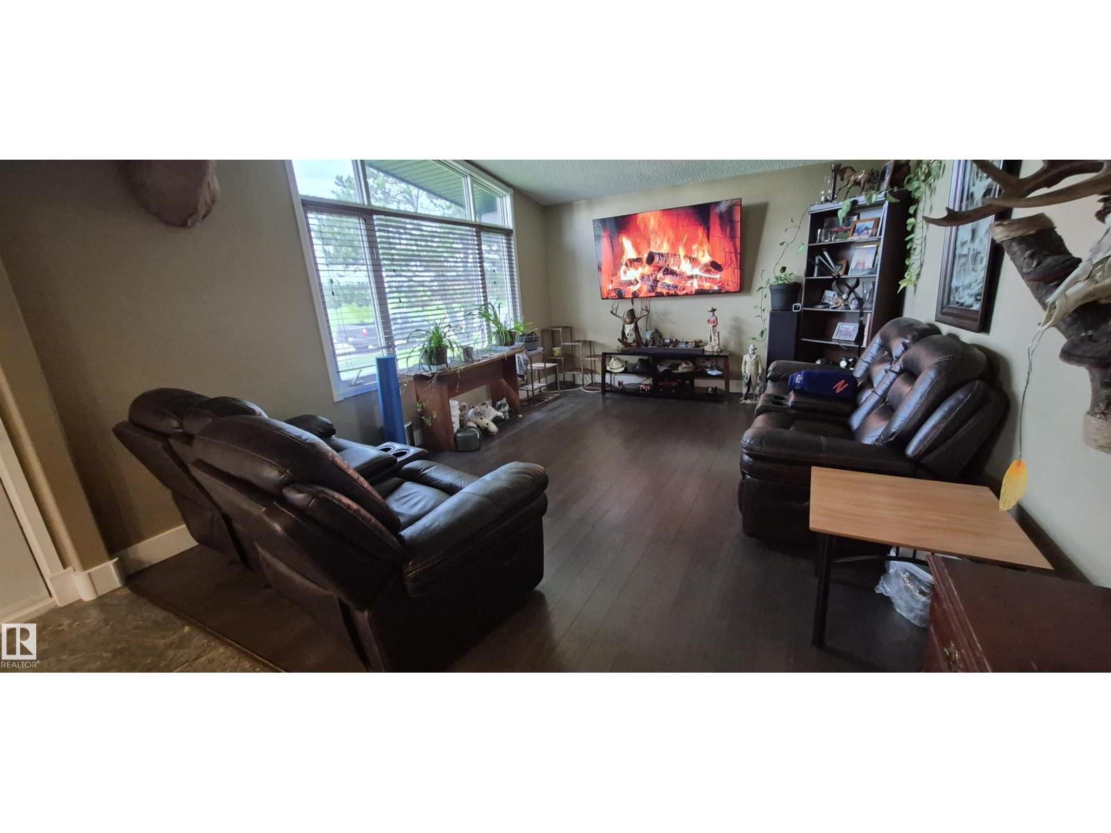 10523 105 ST - 23
