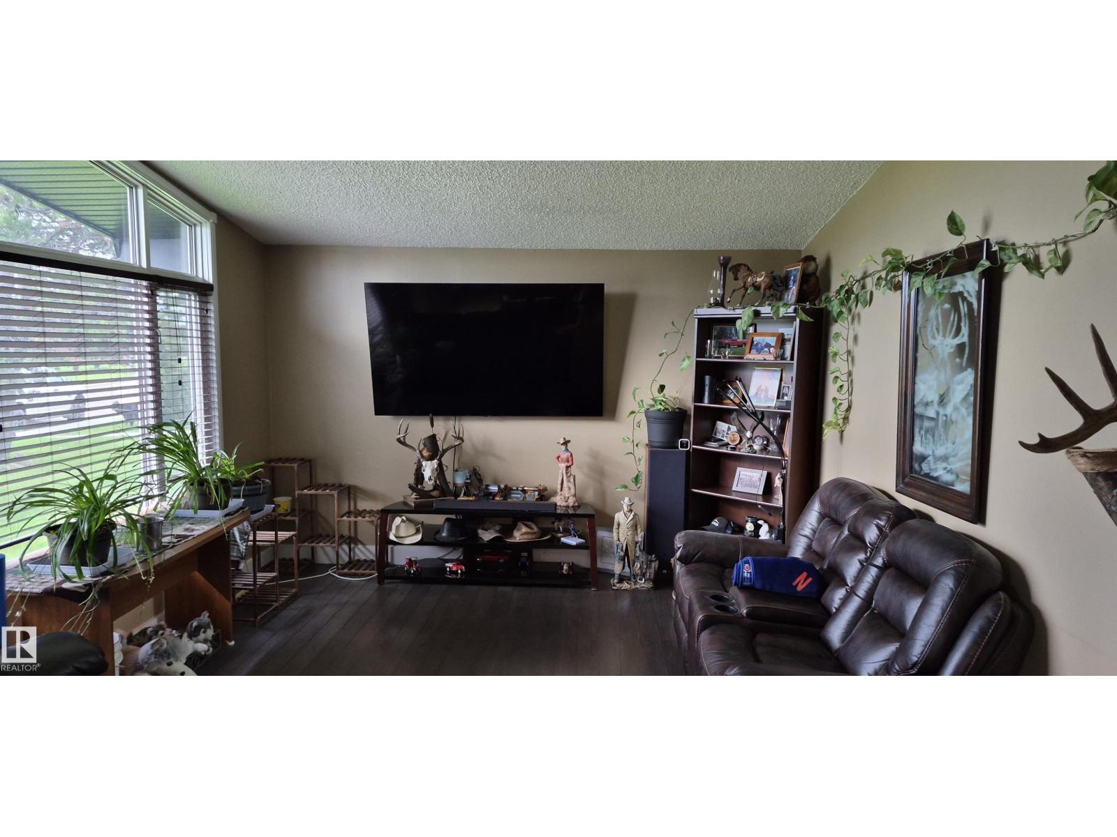 10523 105 ST - 18