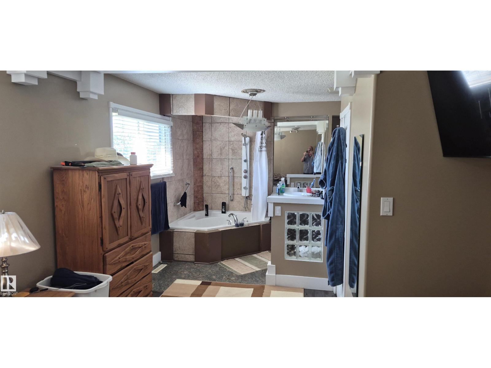 10523 105 ST - 3
