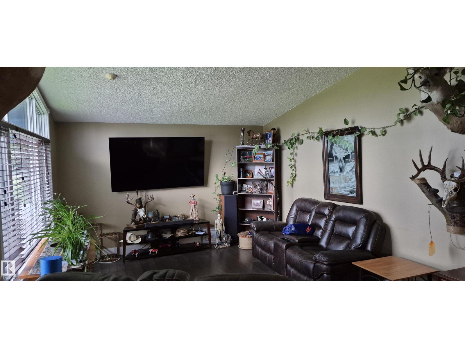 10523 105 ST - 20
