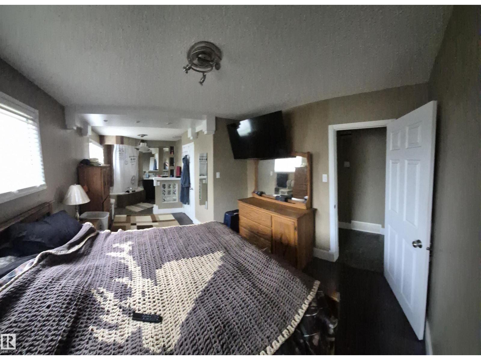 10523 105 ST - 5