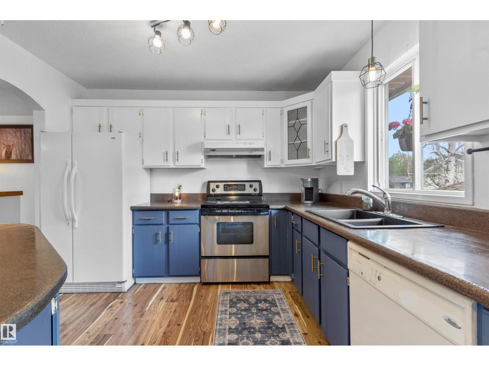 5121 52 ST - 27