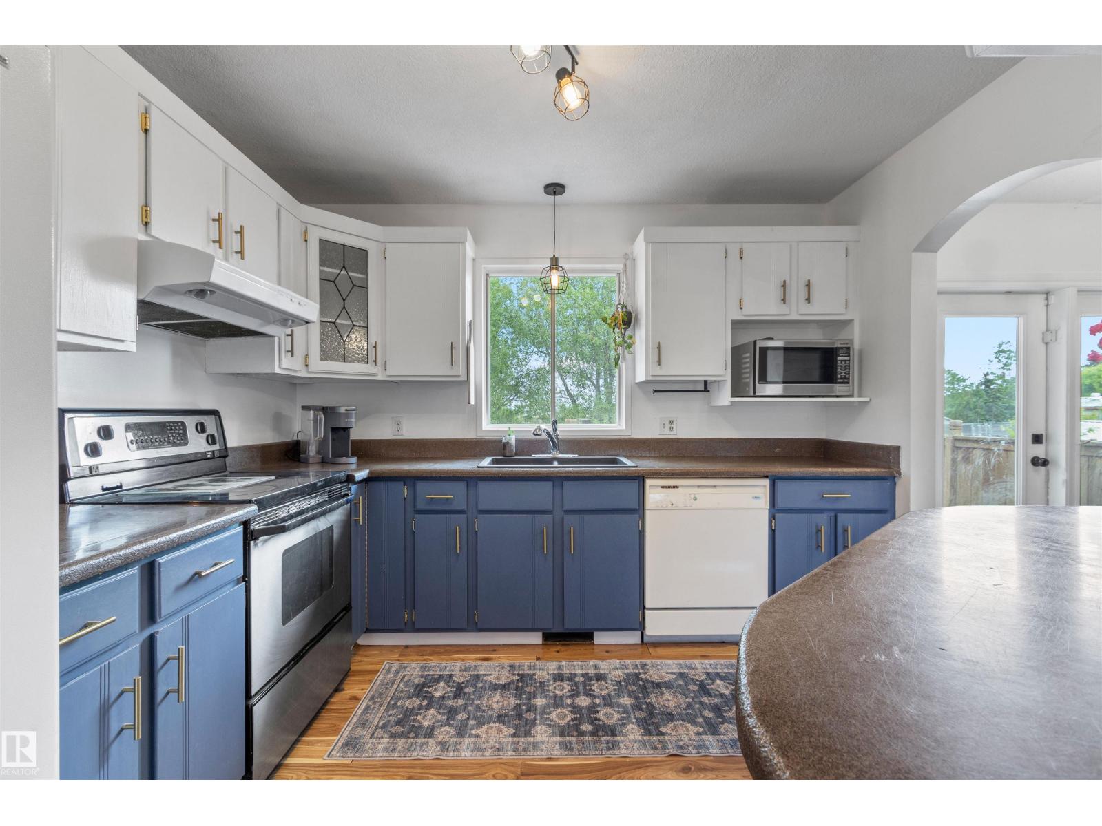 5121 52 ST - 28