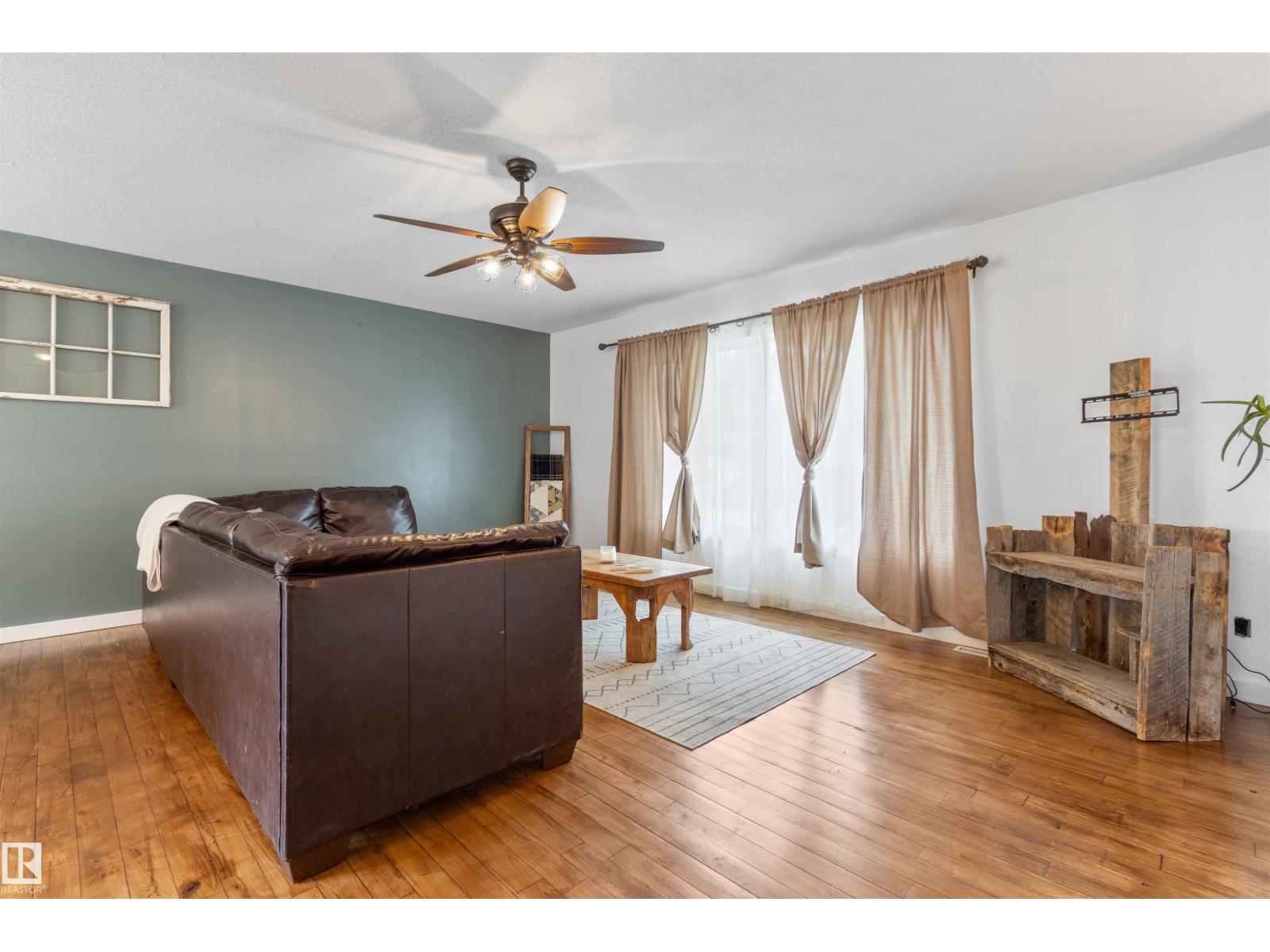 5121 52 ST - 23