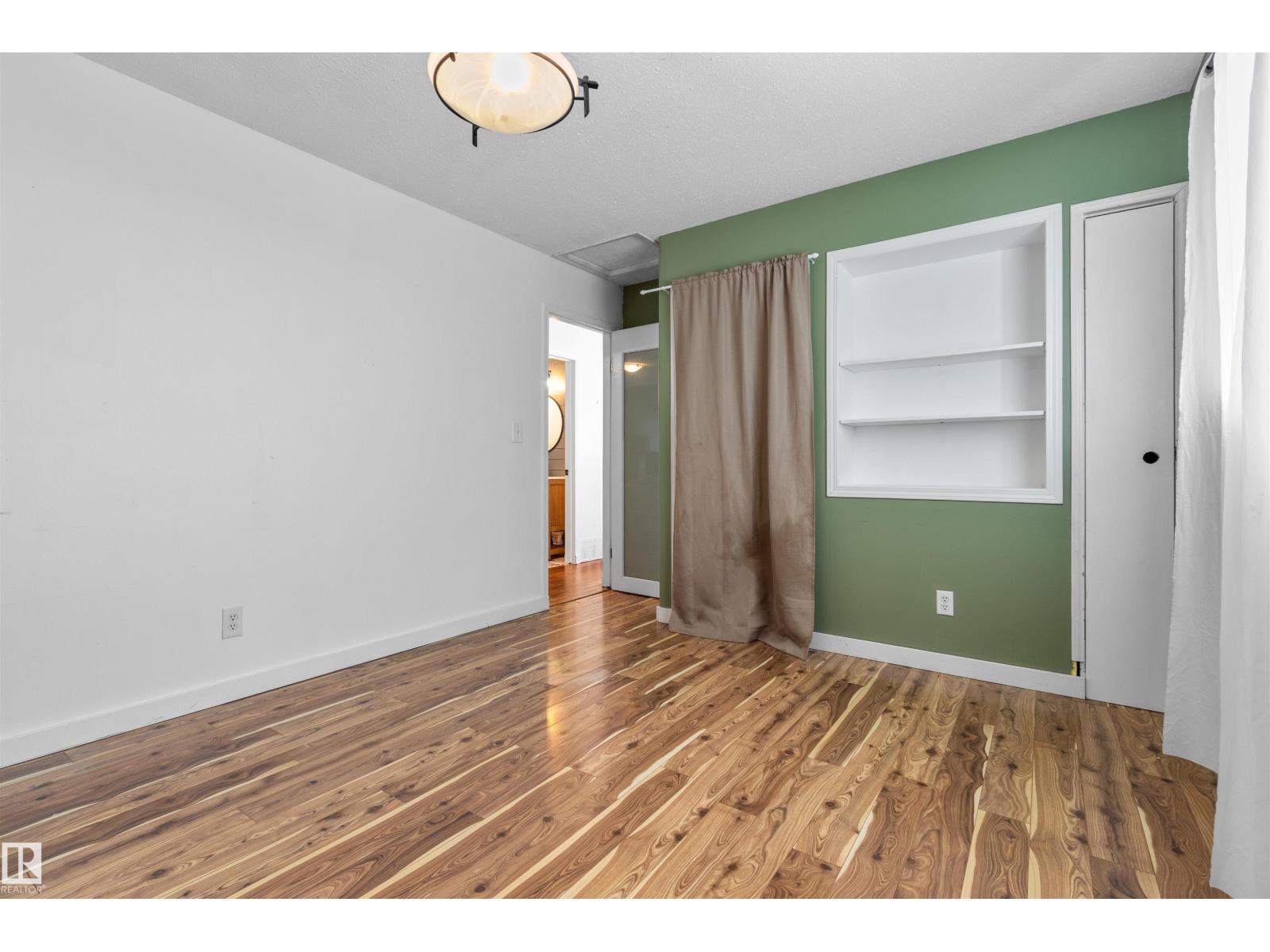 5121 52 ST - 19