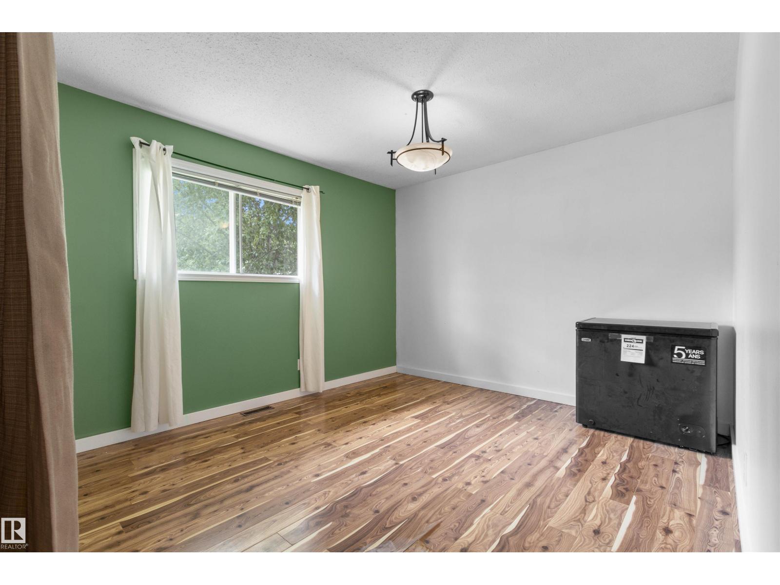 5121 52 ST - 21