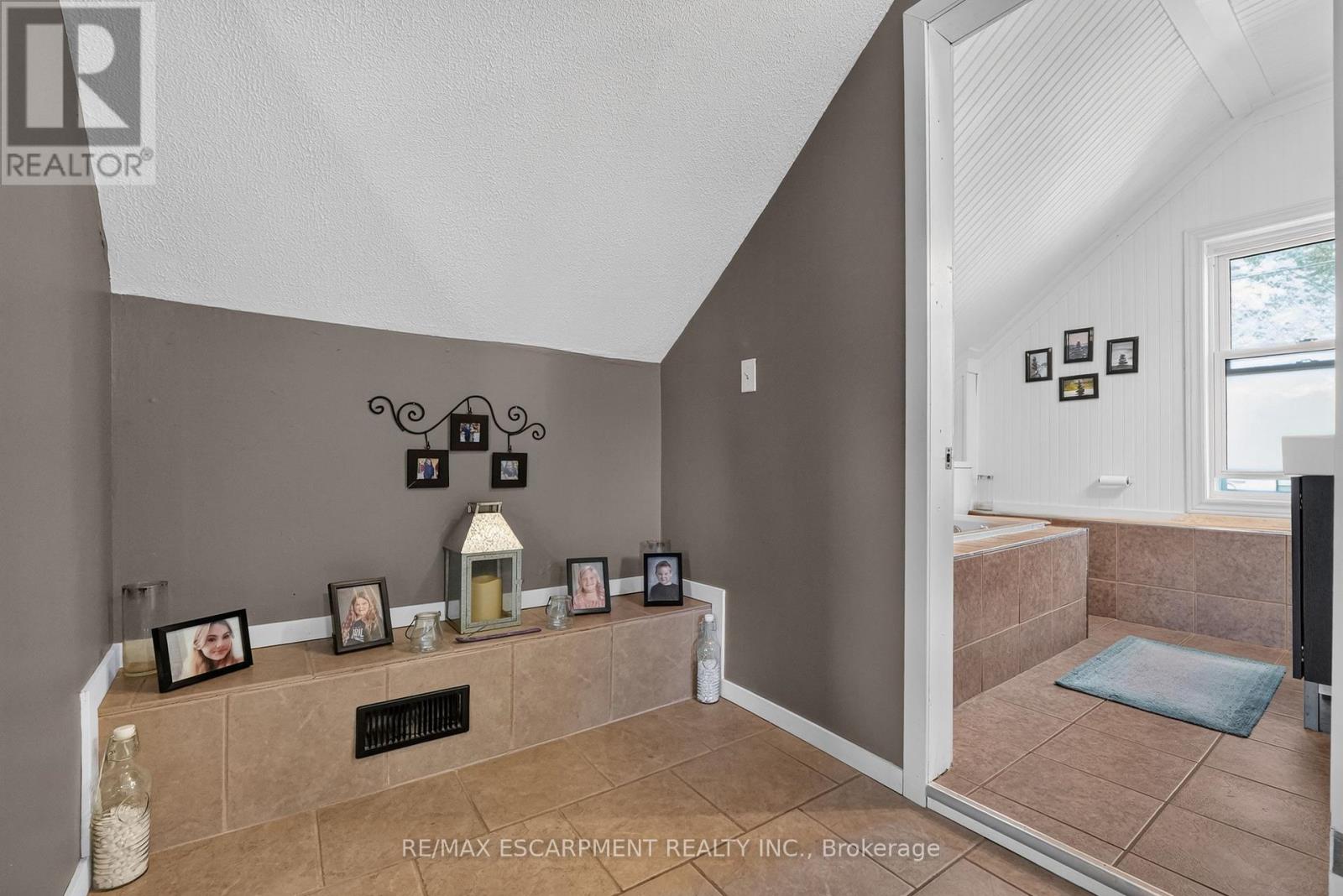 503 JOHN STREET - 22