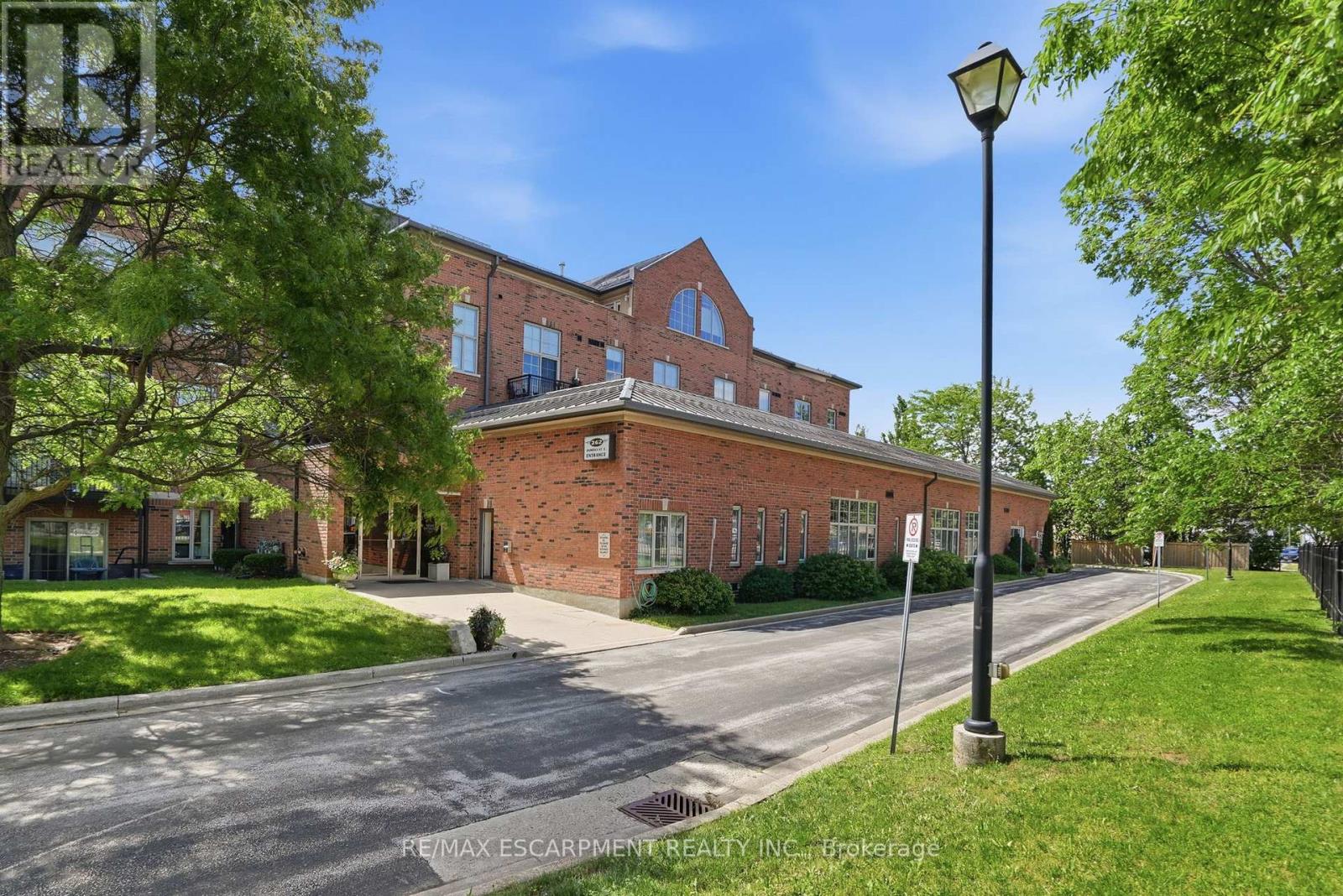 #219 262 DUNDAS STREET E - 2