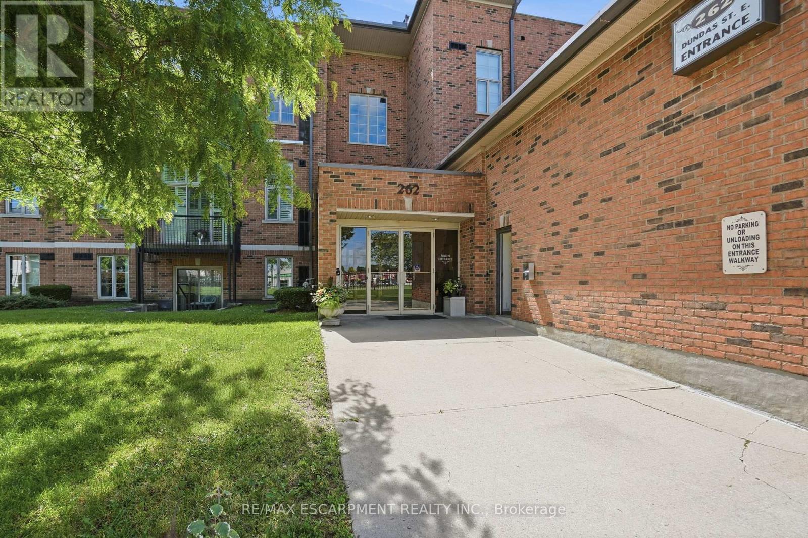 #219 262 DUNDAS STREET E - 3