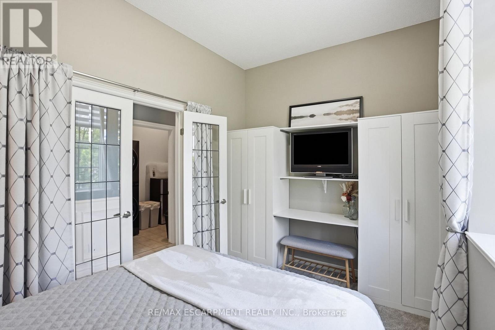 #219 262 DUNDAS STREET E - 24