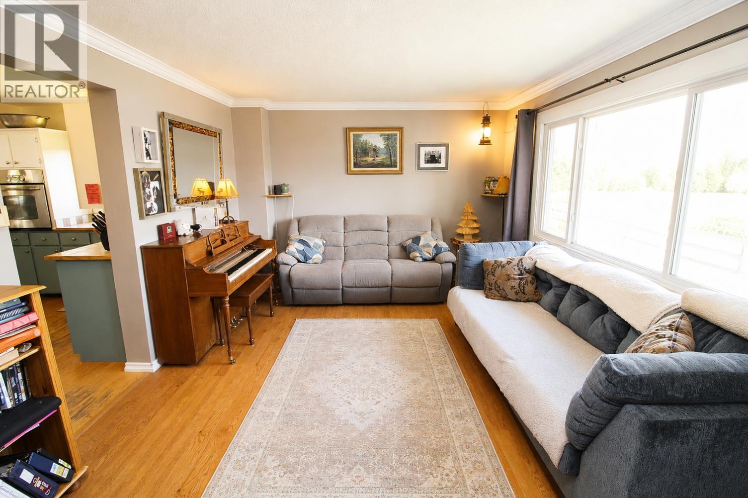 2585 DOMINION AVENUE - 6