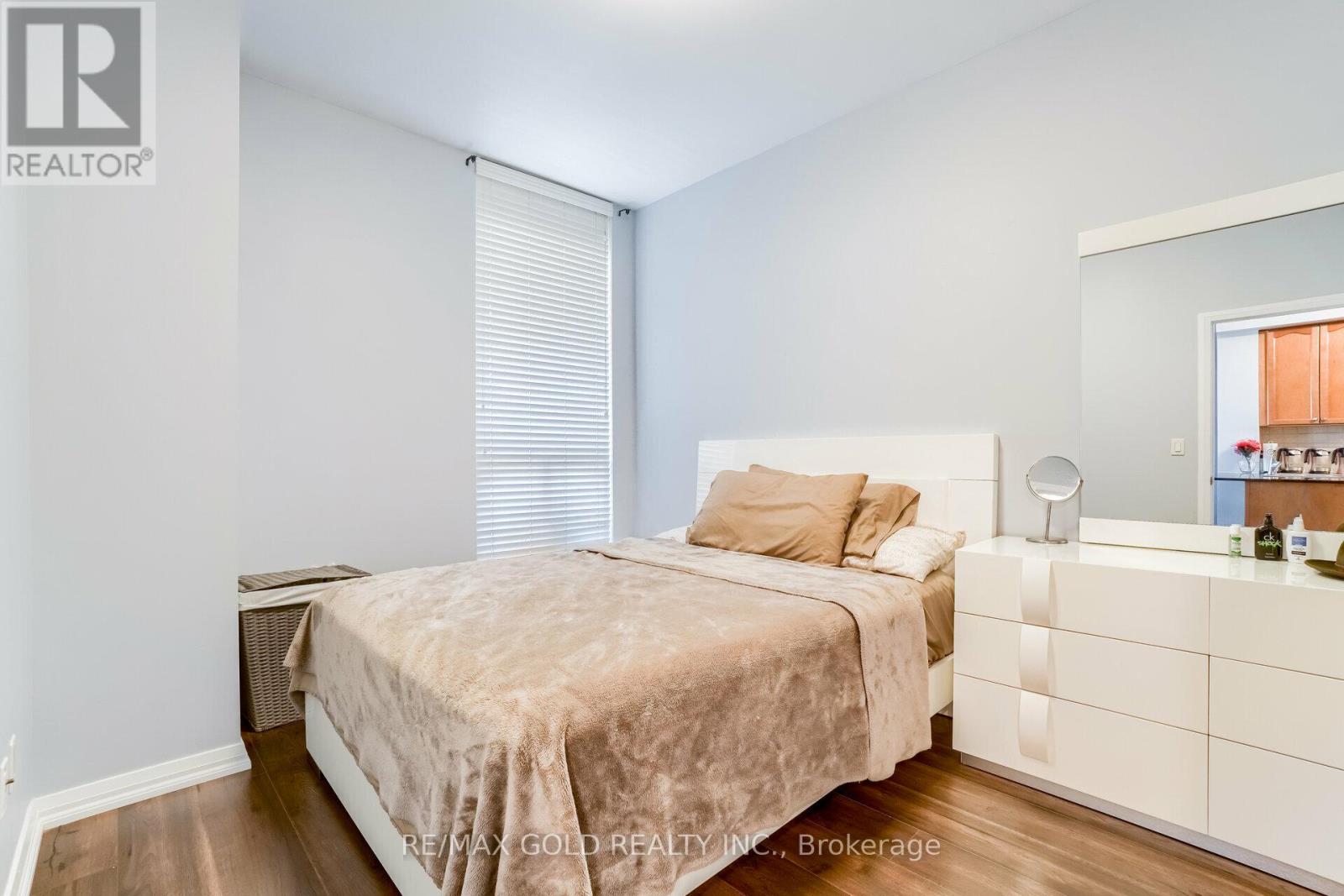 #102 220 FORUM DRIVE - 12