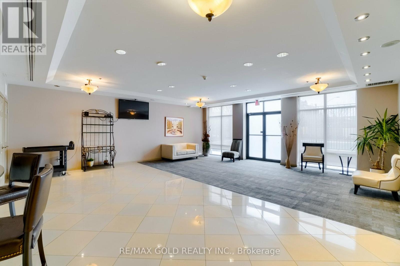 #102 220 FORUM DRIVE - 29
