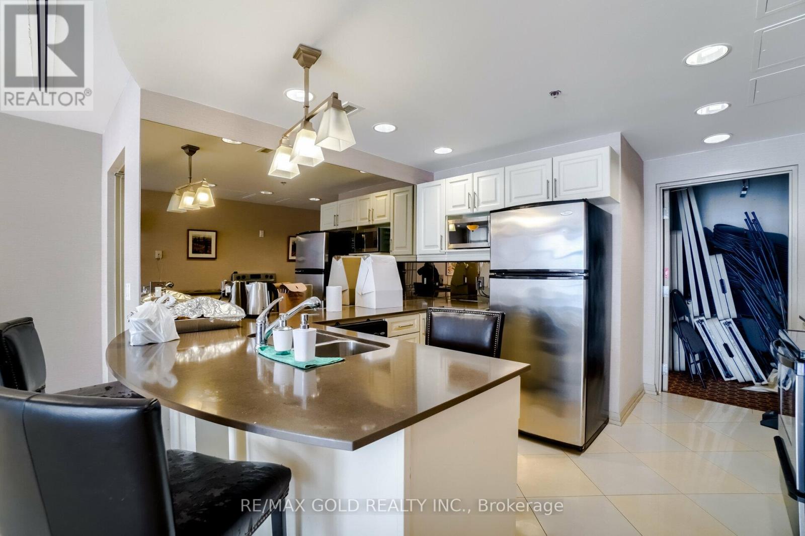 #102 220 FORUM DRIVE - 31