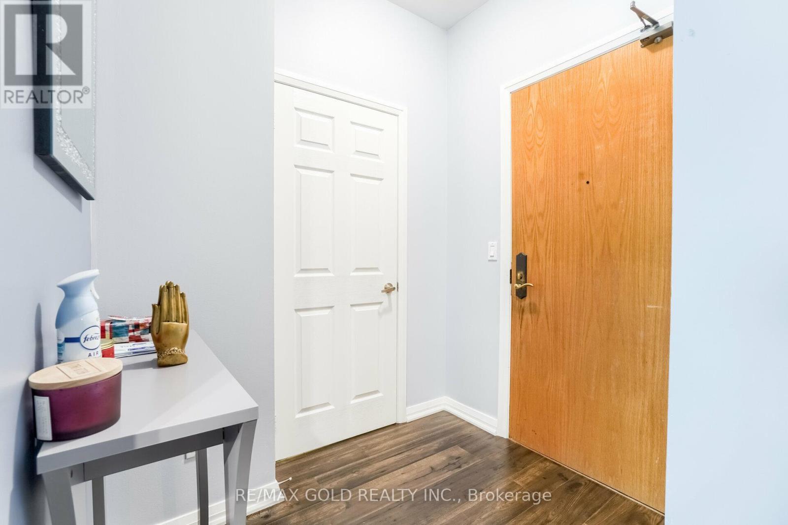 #102 220 FORUM DRIVE - 5