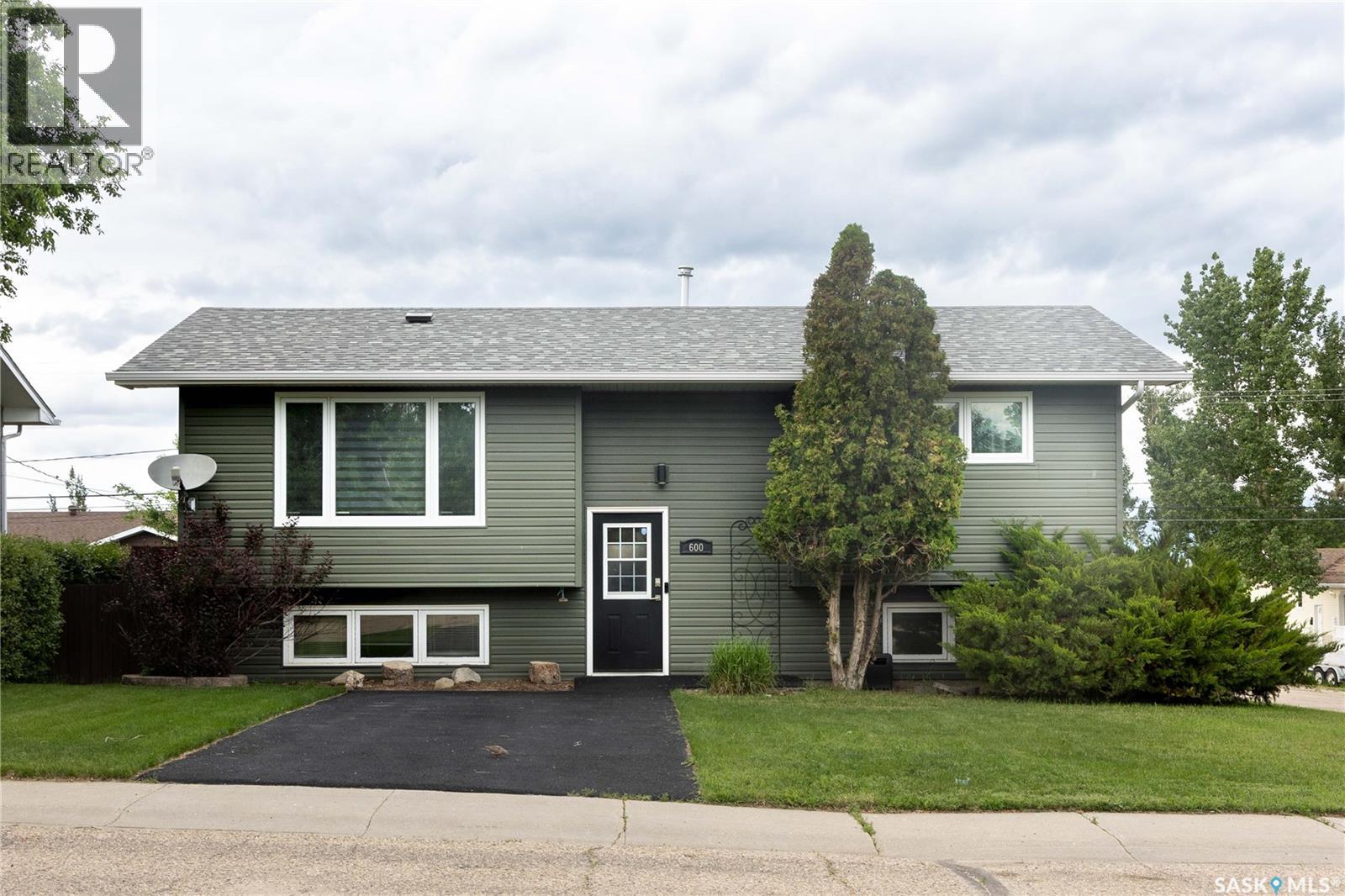 600 5TH AVENUE W - 1
