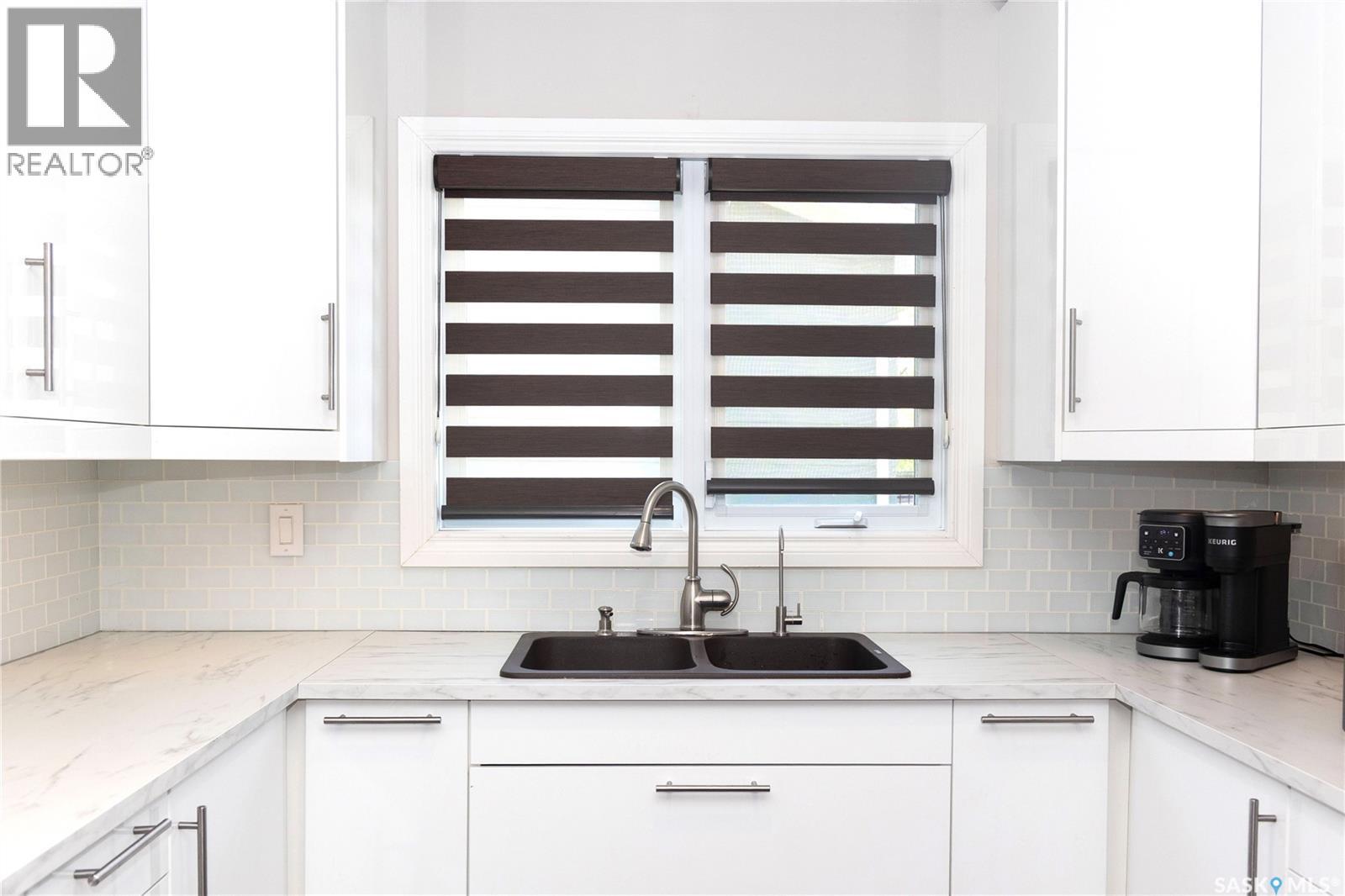 600 5TH AVENUE W - 10