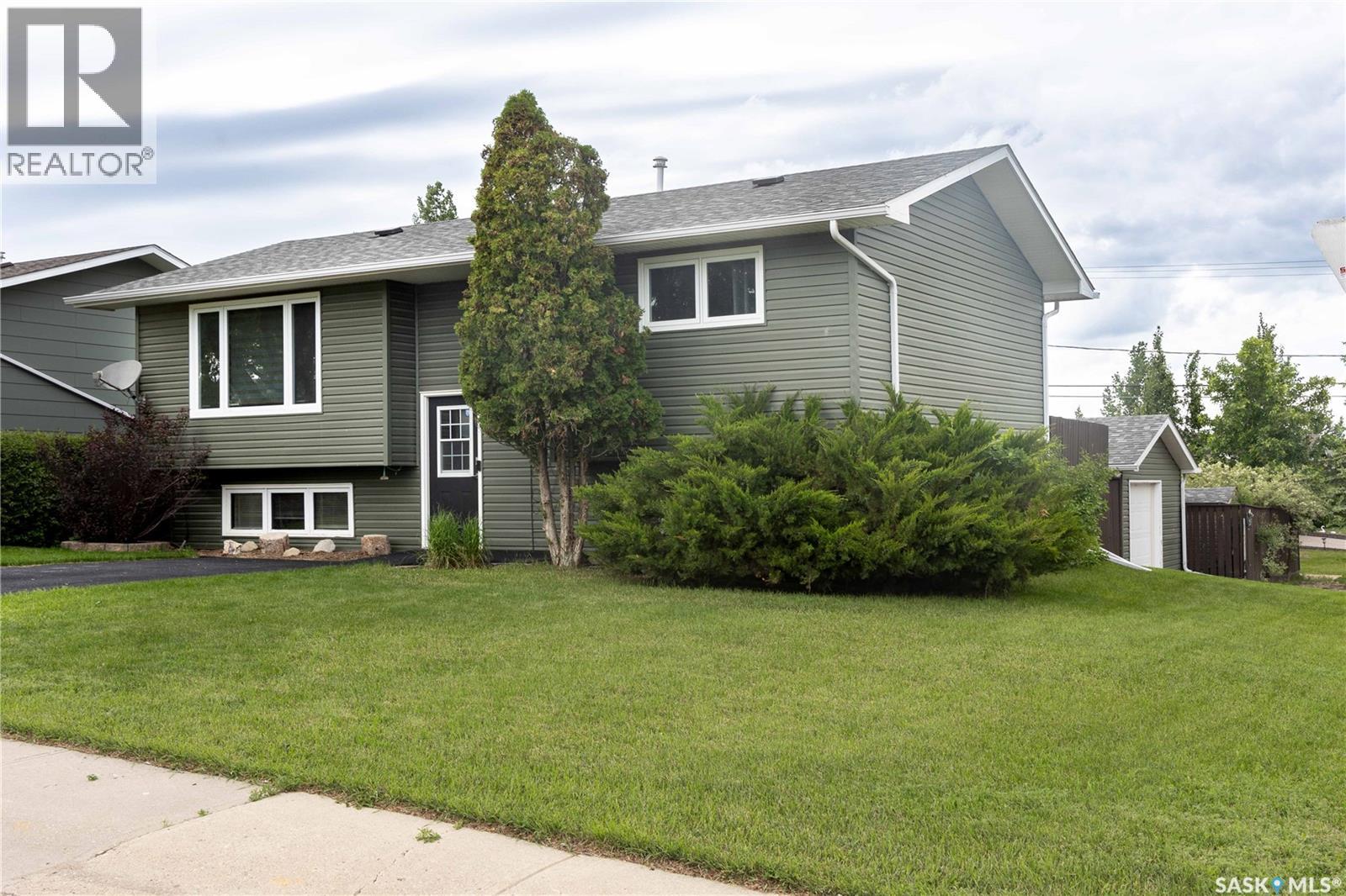 600 5TH AVENUE W - 2