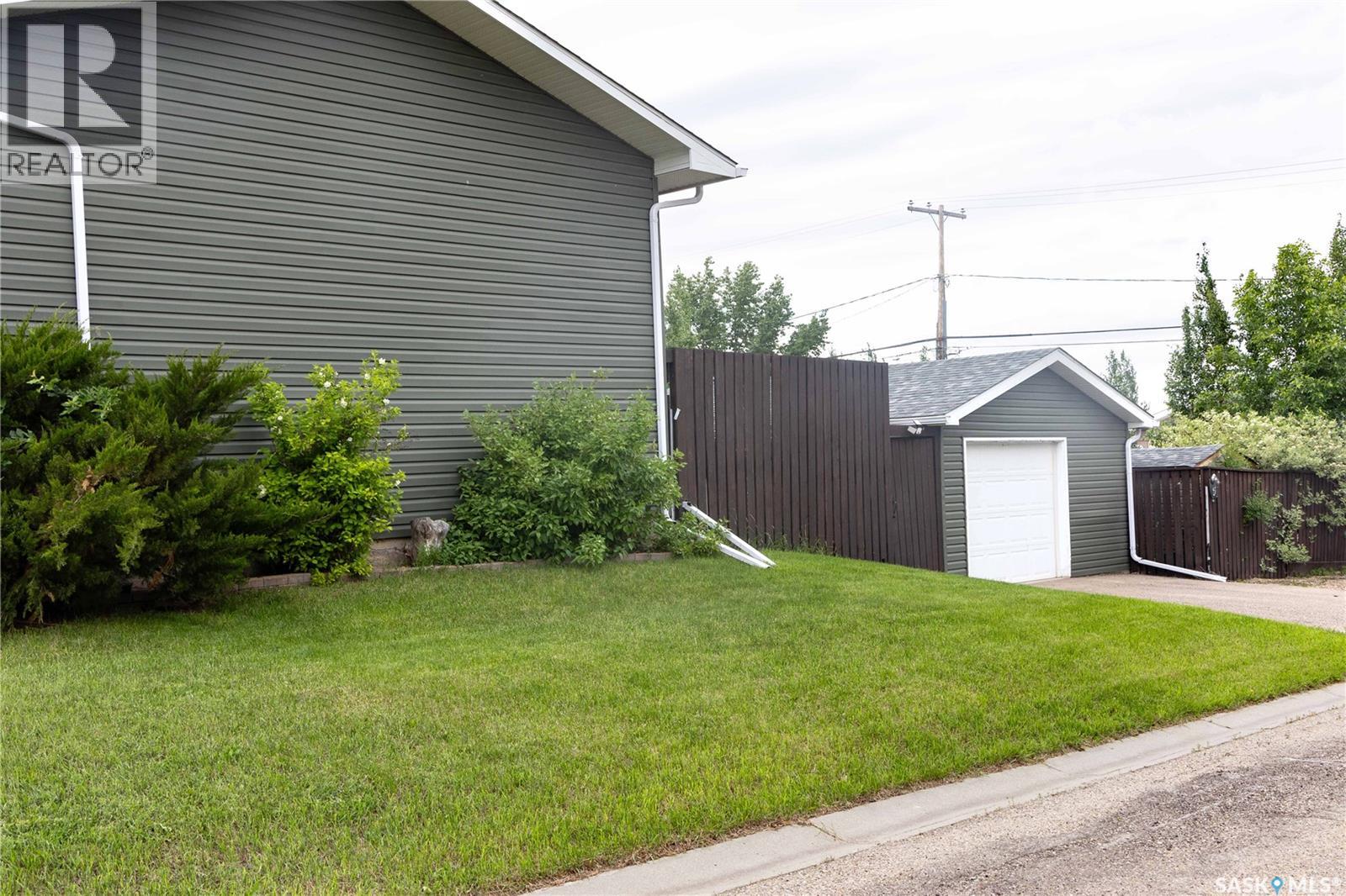 600 5TH AVENUE W - 3