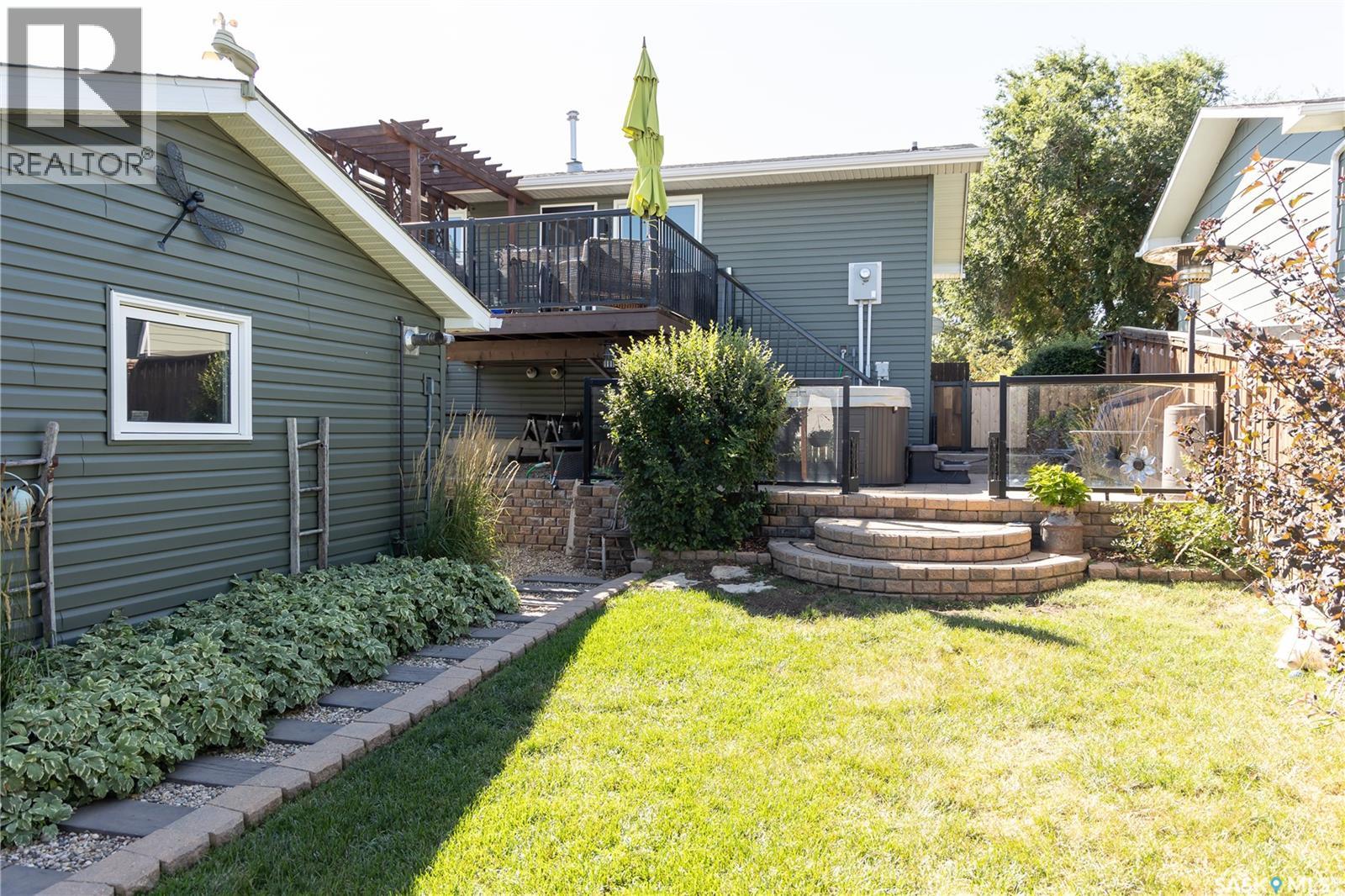 600 5TH AVENUE W - 56