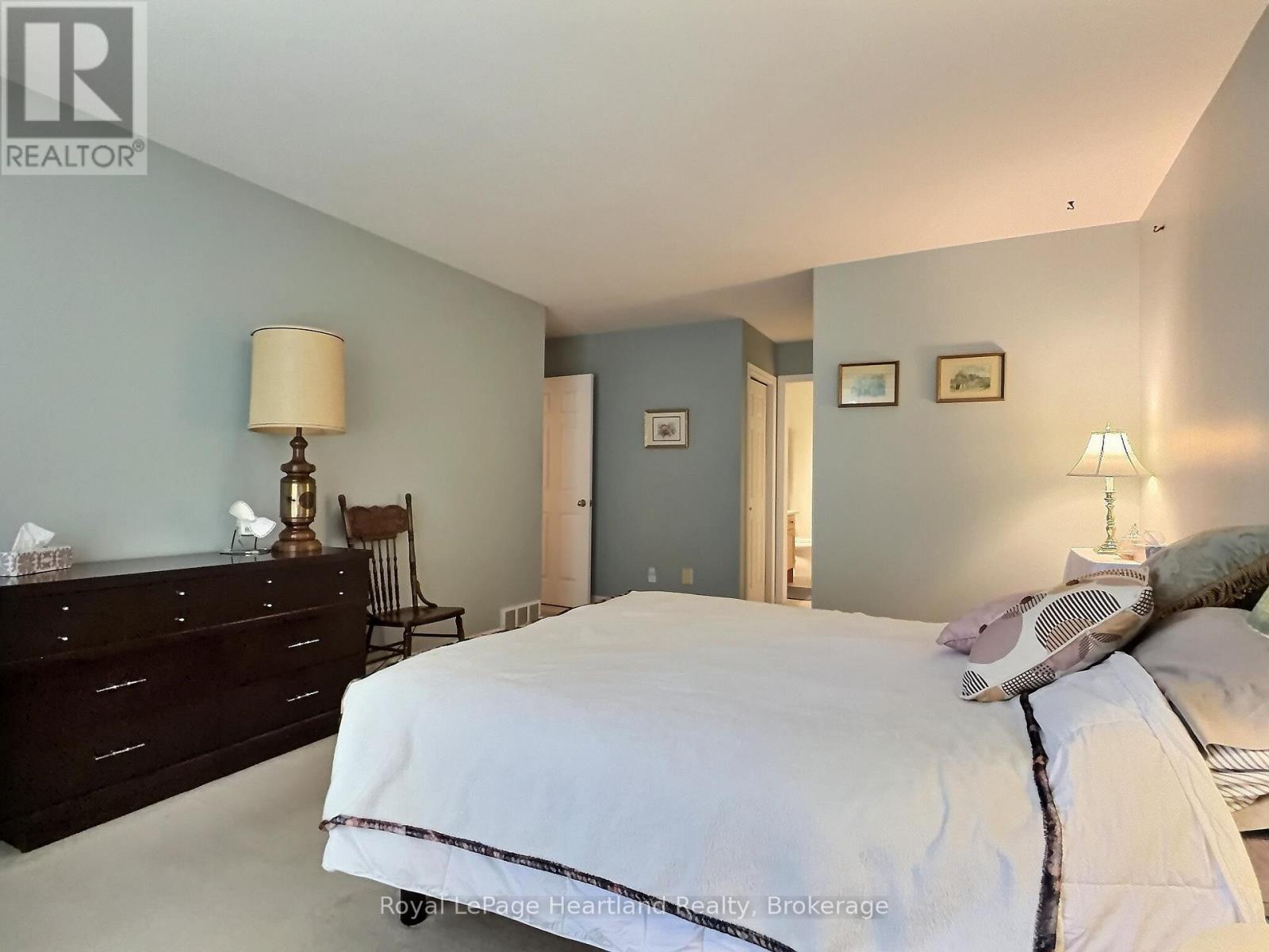 15 SHADOW LANE - 25