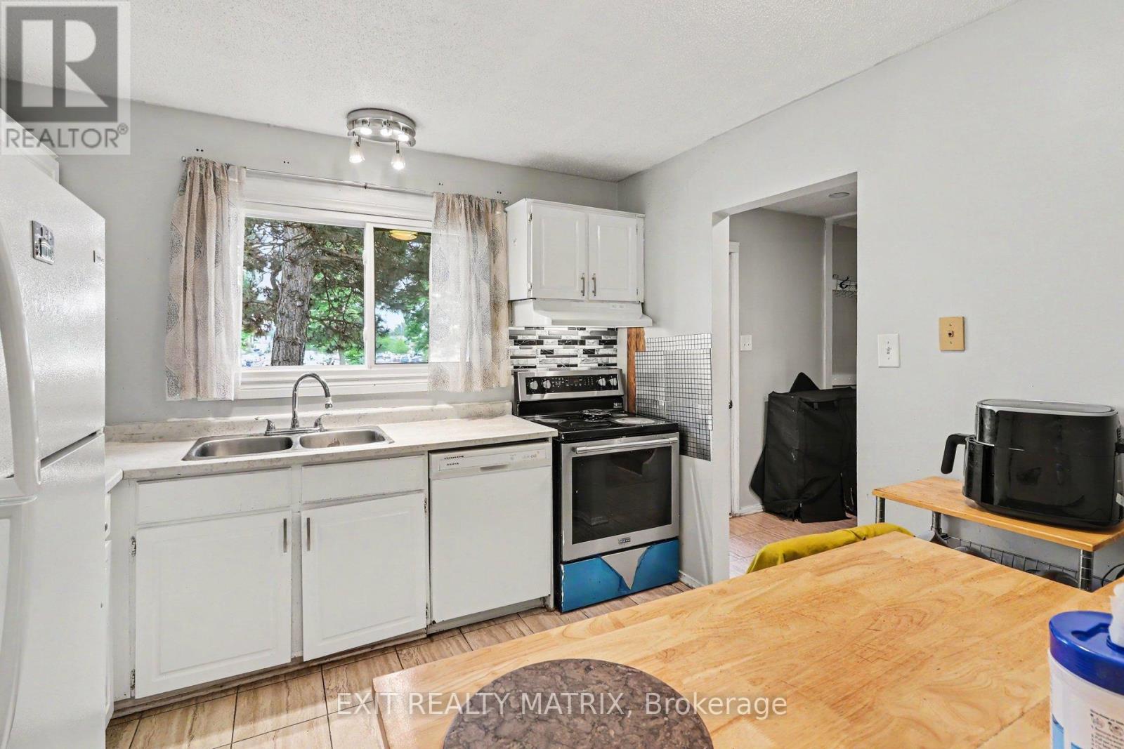 3 Bed, 2 Bath House for Sale in Ottawa – 3 – 1661 HERON ROAD, Ottawa – MLS# X13484676 - Image 11