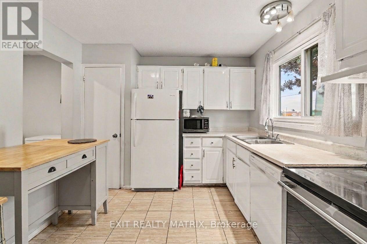 3 Bed, 2 Bath House for Sale in Ottawa – 3 – 1661 HERON ROAD, Ottawa – MLS# X13484676 - Image 9