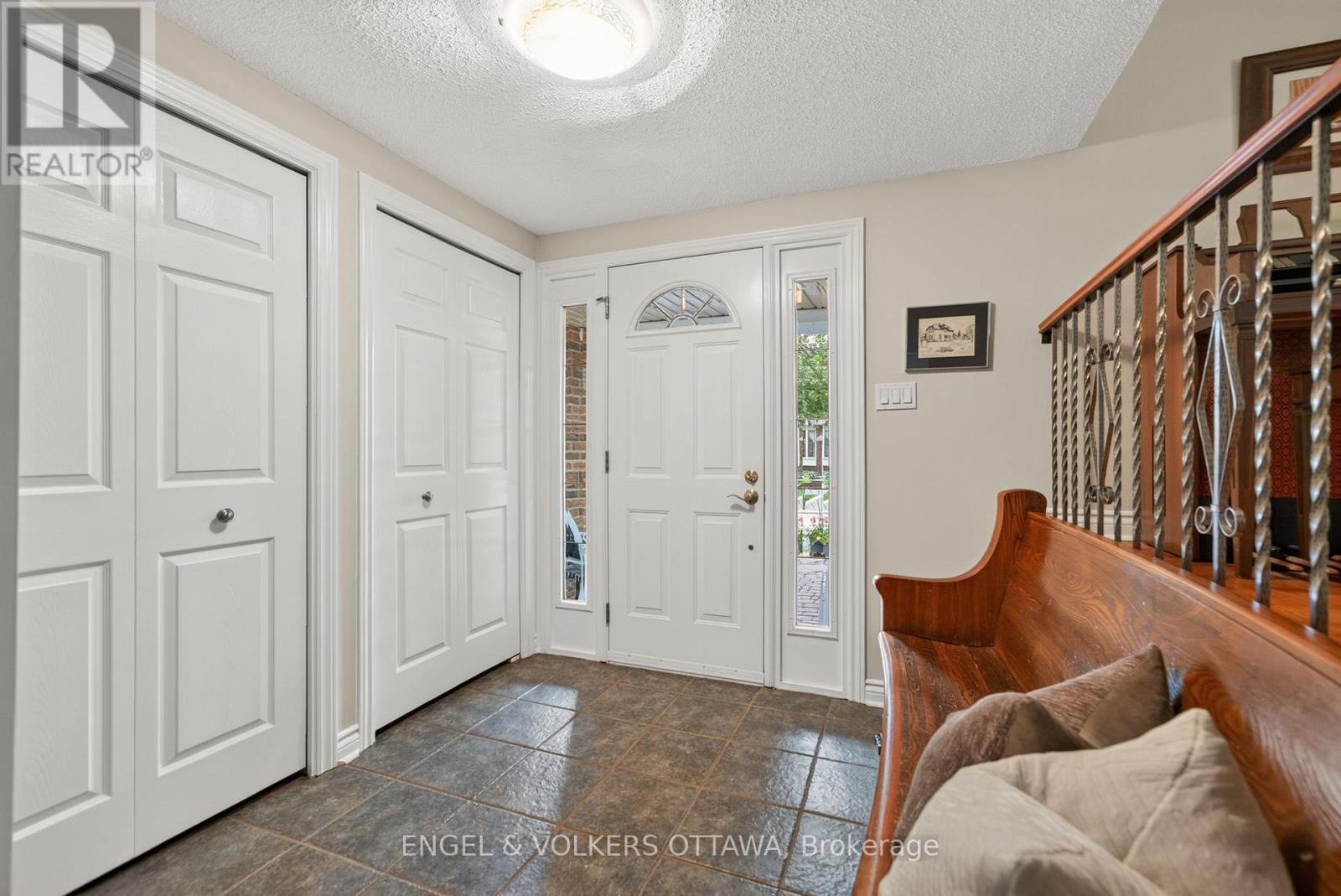 3 Bed, 3 Bath House for Sale in Ottawa – 19 WOODHILL CRESCENT, Ottawa – MLS# X13484764 - Image 11