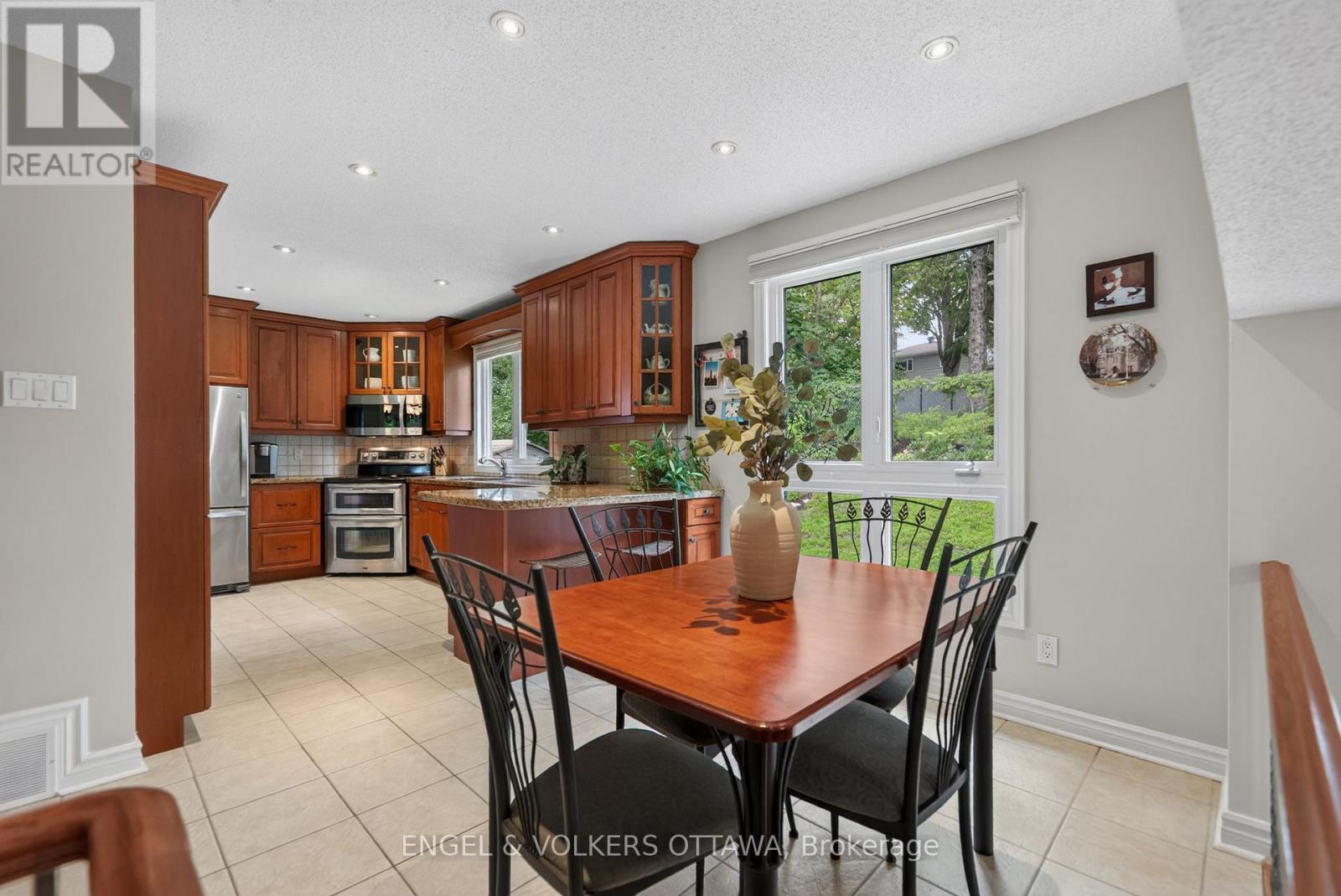 3 Bed, 3 Bath House for Sale in Ottawa – 19 WOODHILL CRESCENT, Ottawa – MLS# X13484764 - Image 14