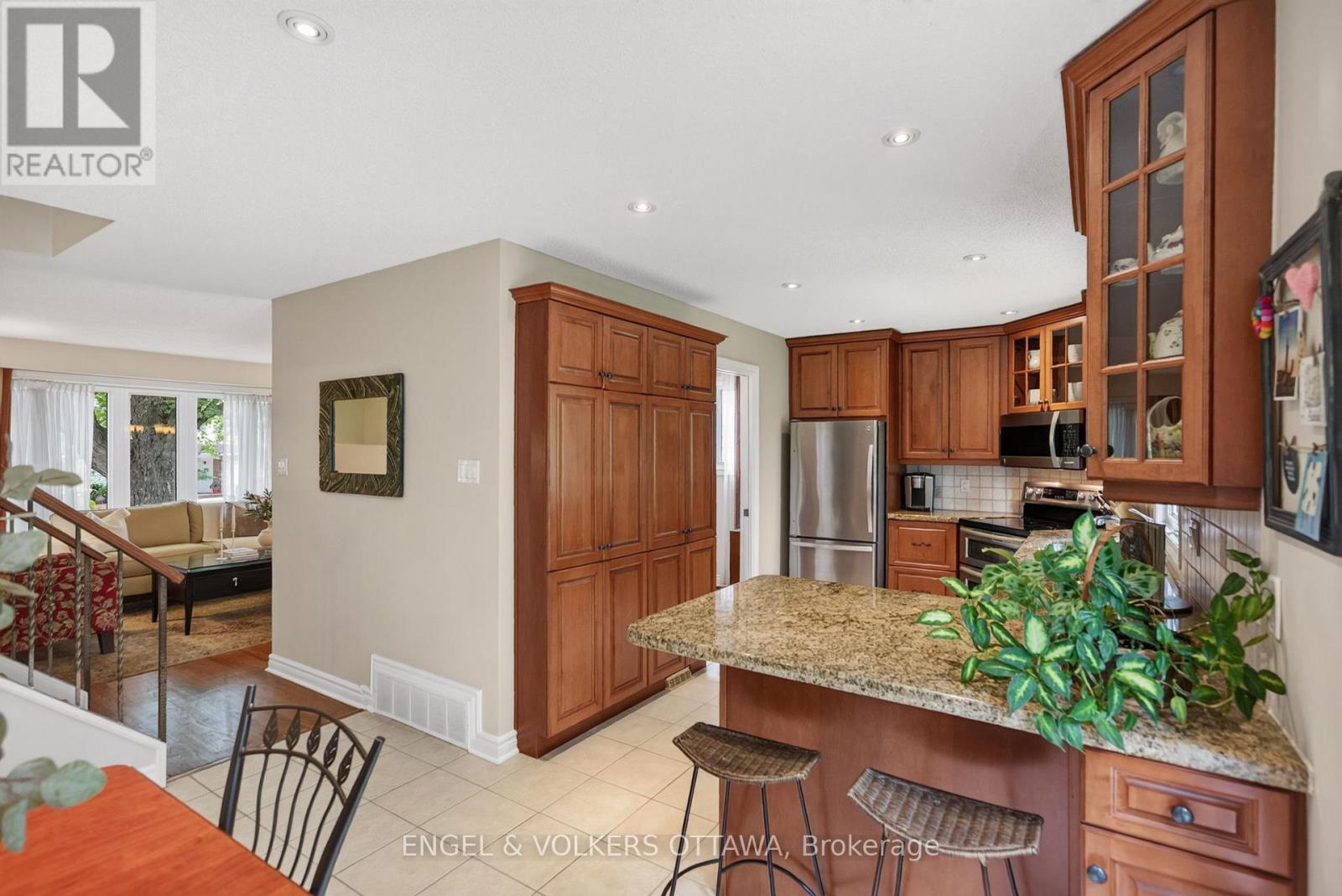 3 Bed, 3 Bath House for Sale in Ottawa – 19 WOODHILL CRESCENT, Ottawa – MLS# X13484764 - Image 16