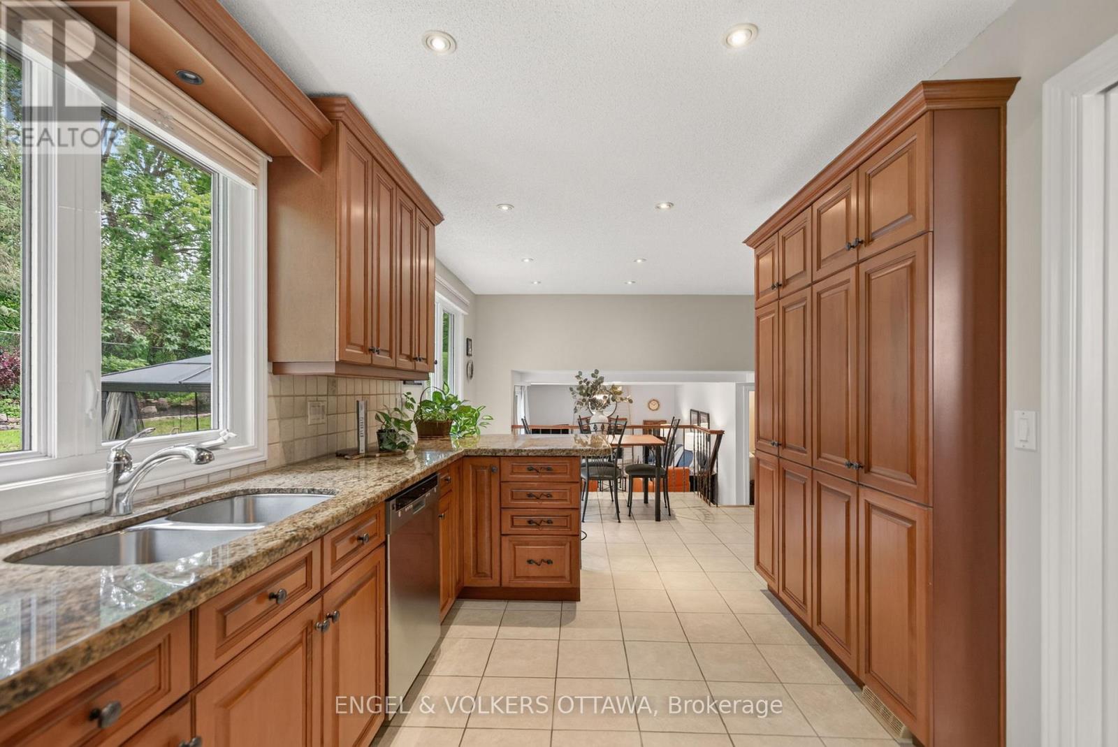 3 Bed, 3 Bath House for Sale in Ottawa – 19 WOODHILL CRESCENT, Ottawa – MLS# X13484764 - Image 17