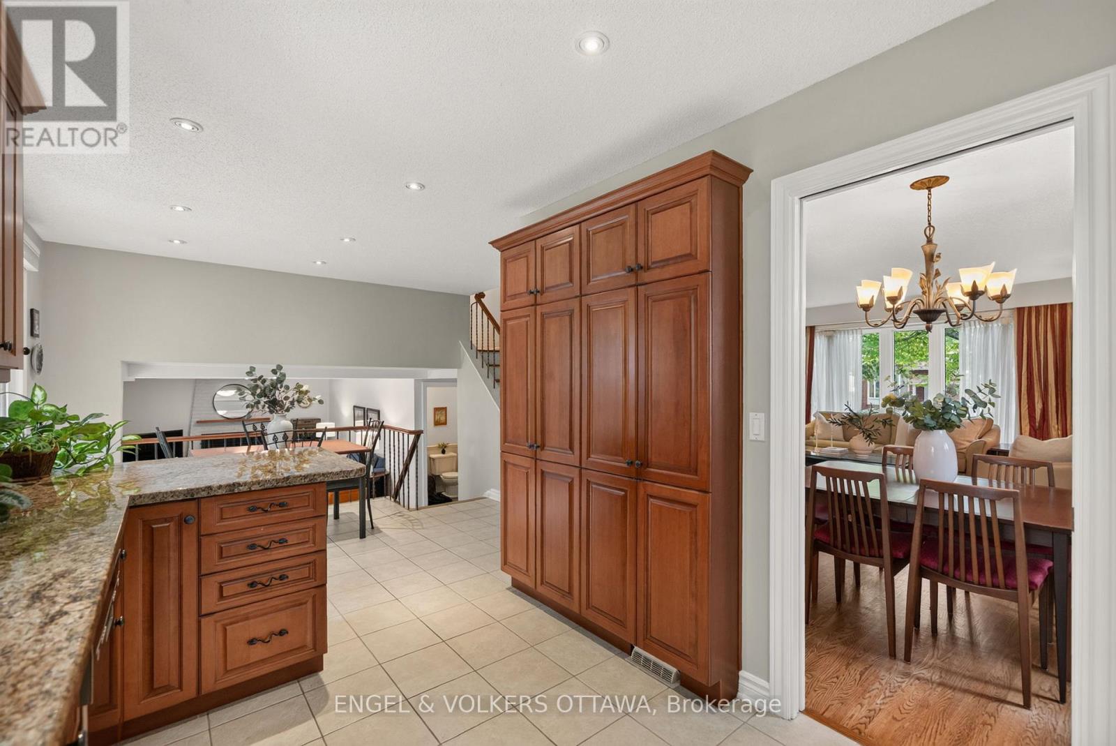 3 Bed, 3 Bath House for Sale in Ottawa – 19 WOODHILL CRESCENT, Ottawa – MLS# X13484764 - Image 18