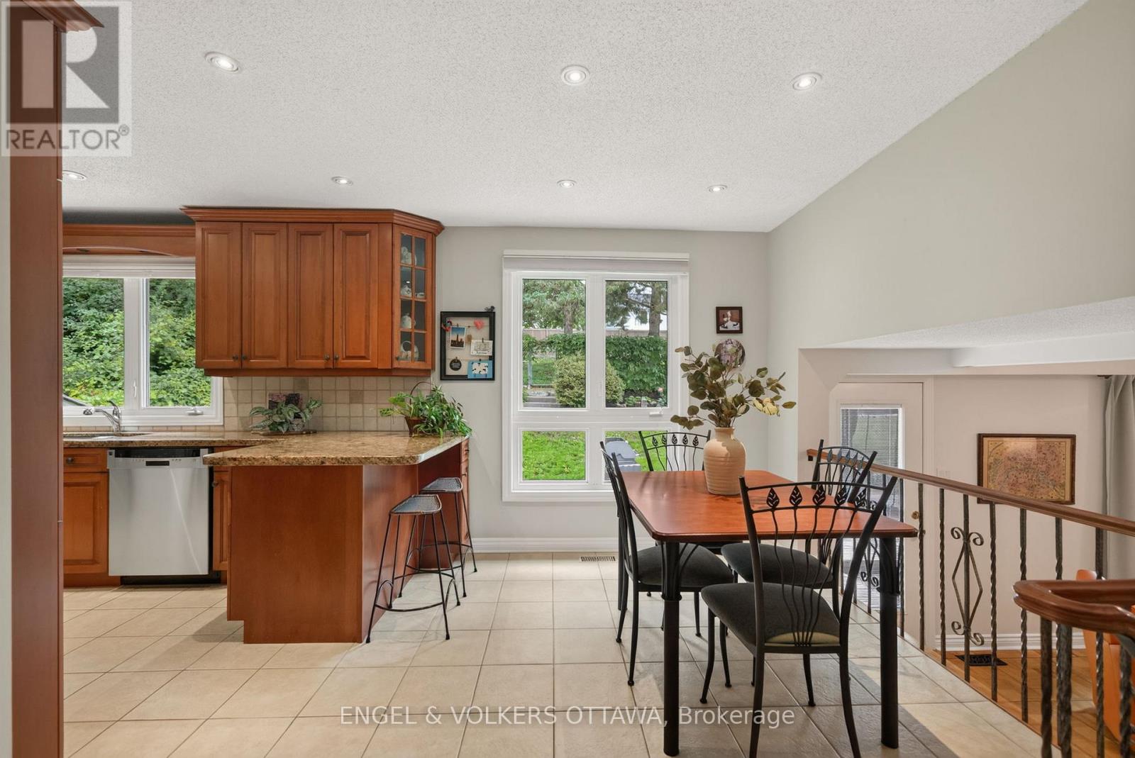 3 Bed, 3 Bath House for Sale in Ottawa – 19 WOODHILL CRESCENT, Ottawa – MLS# X13484764 - Image 22