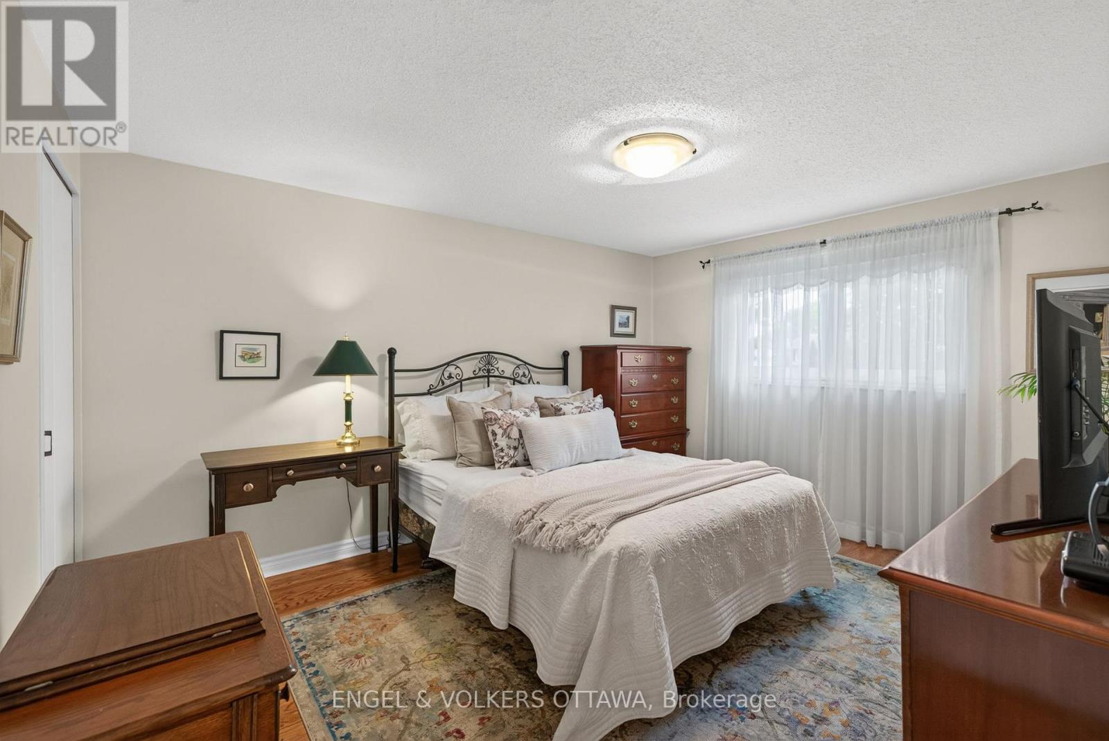 3 Bed, 3 Bath House for Sale in Ottawa – 19 WOODHILL CRESCENT, Ottawa – MLS# X13484764 - Image 25