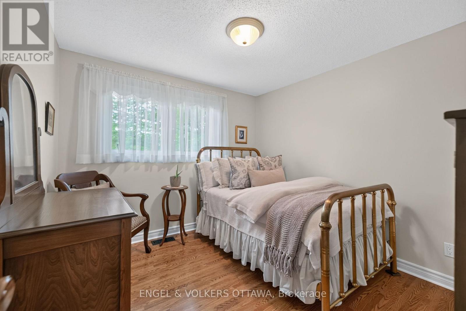 3 Bed, 3 Bath House for Sale in Ottawa – 19 WOODHILL CRESCENT, Ottawa – MLS# X13484764 - Image 26