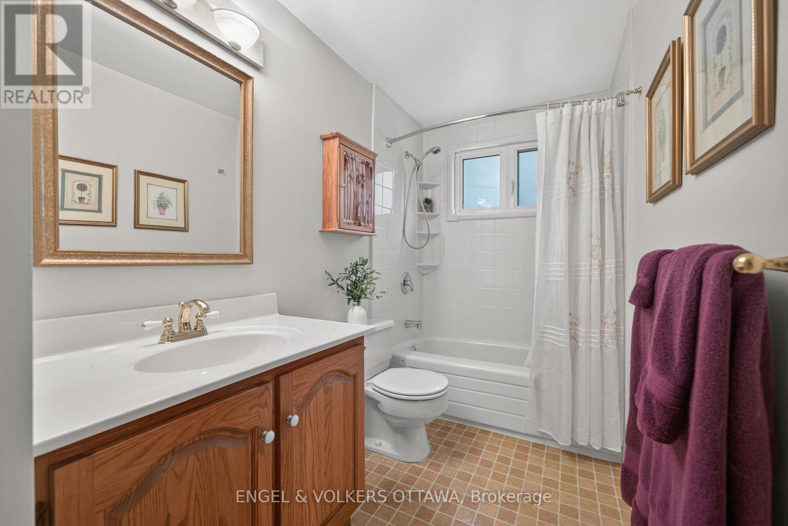 3 Bed, 3 Bath House for Sale in Ottawa – 19 WOODHILL CRESCENT, Ottawa – MLS# X13484764 - Image 27