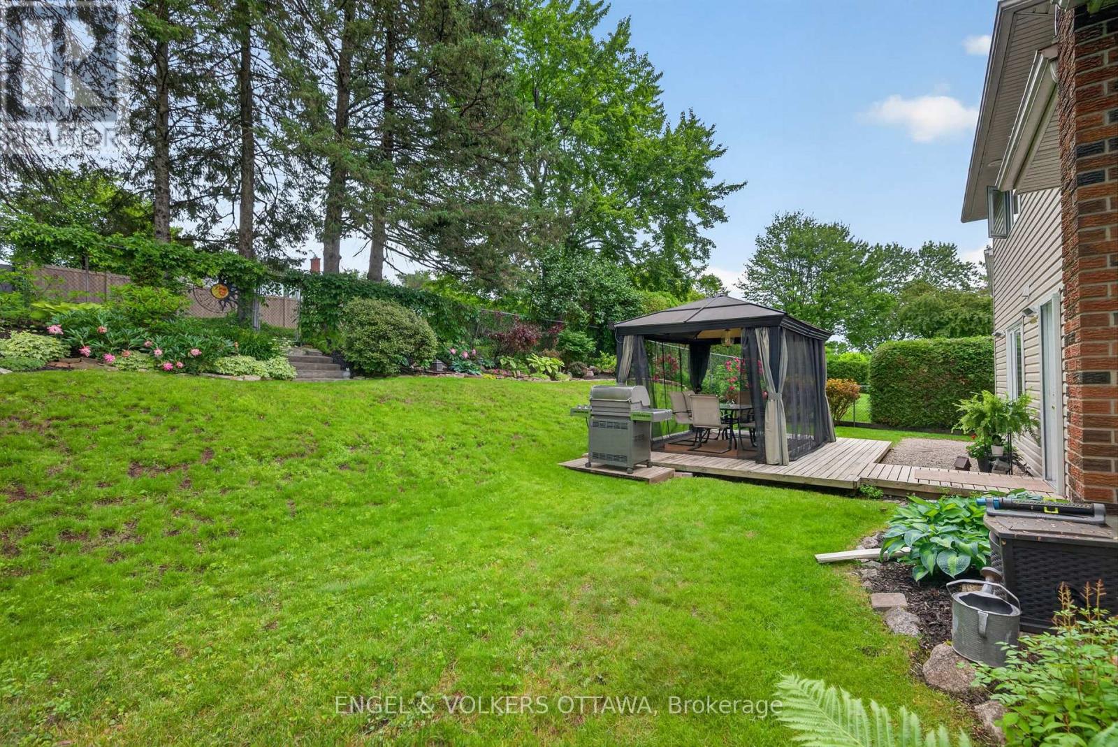 3 Bed, 3 Bath House for Sale in Ottawa – 19 WOODHILL CRESCENT, Ottawa – MLS# X13484764 - Image 33