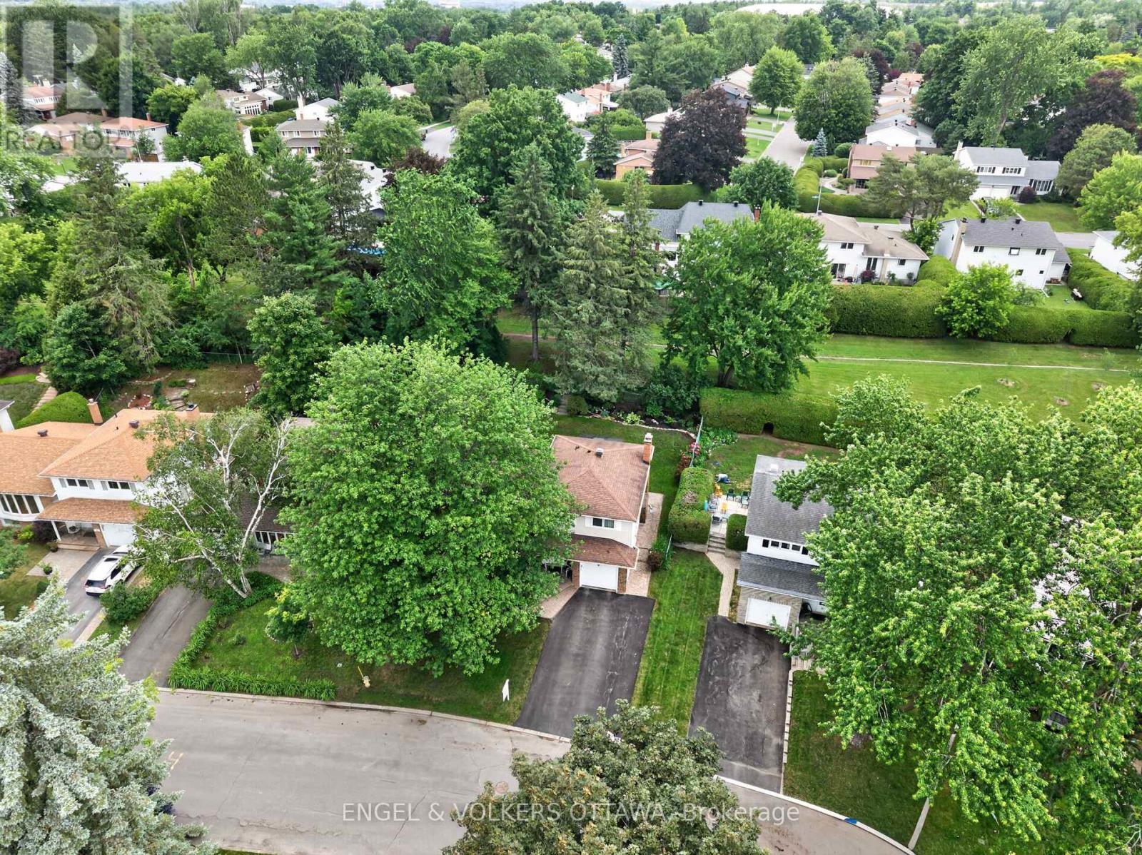 3 Bed, 3 Bath House for Sale in Ottawa – 19 WOODHILL CRESCENT, Ottawa – MLS# X13484764 - Image 44