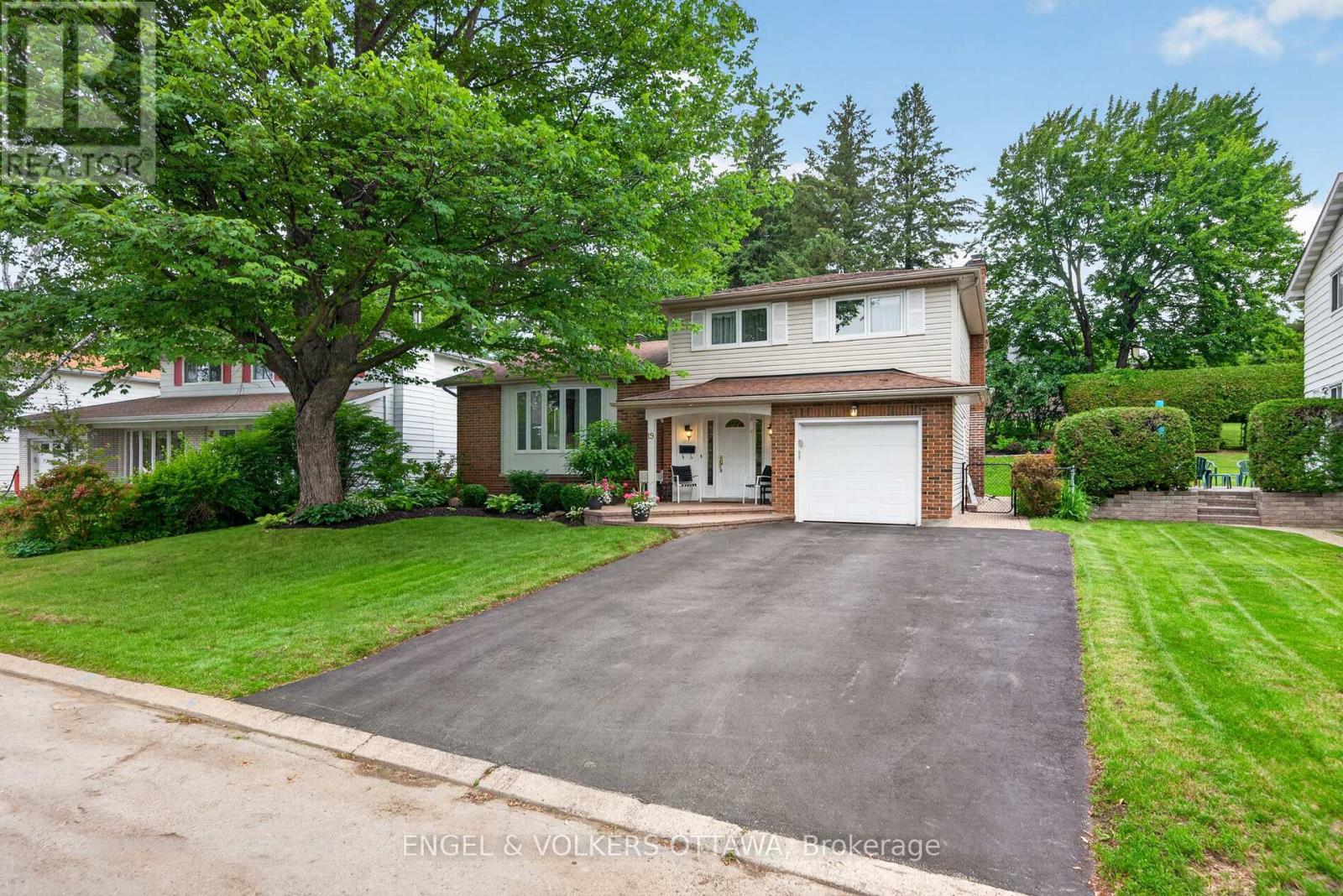 3 Bed, 3 Bath House for Sale in Ottawa – 19 WOODHILL CRESCENT, Ottawa – MLS# X13484764 - Image 46