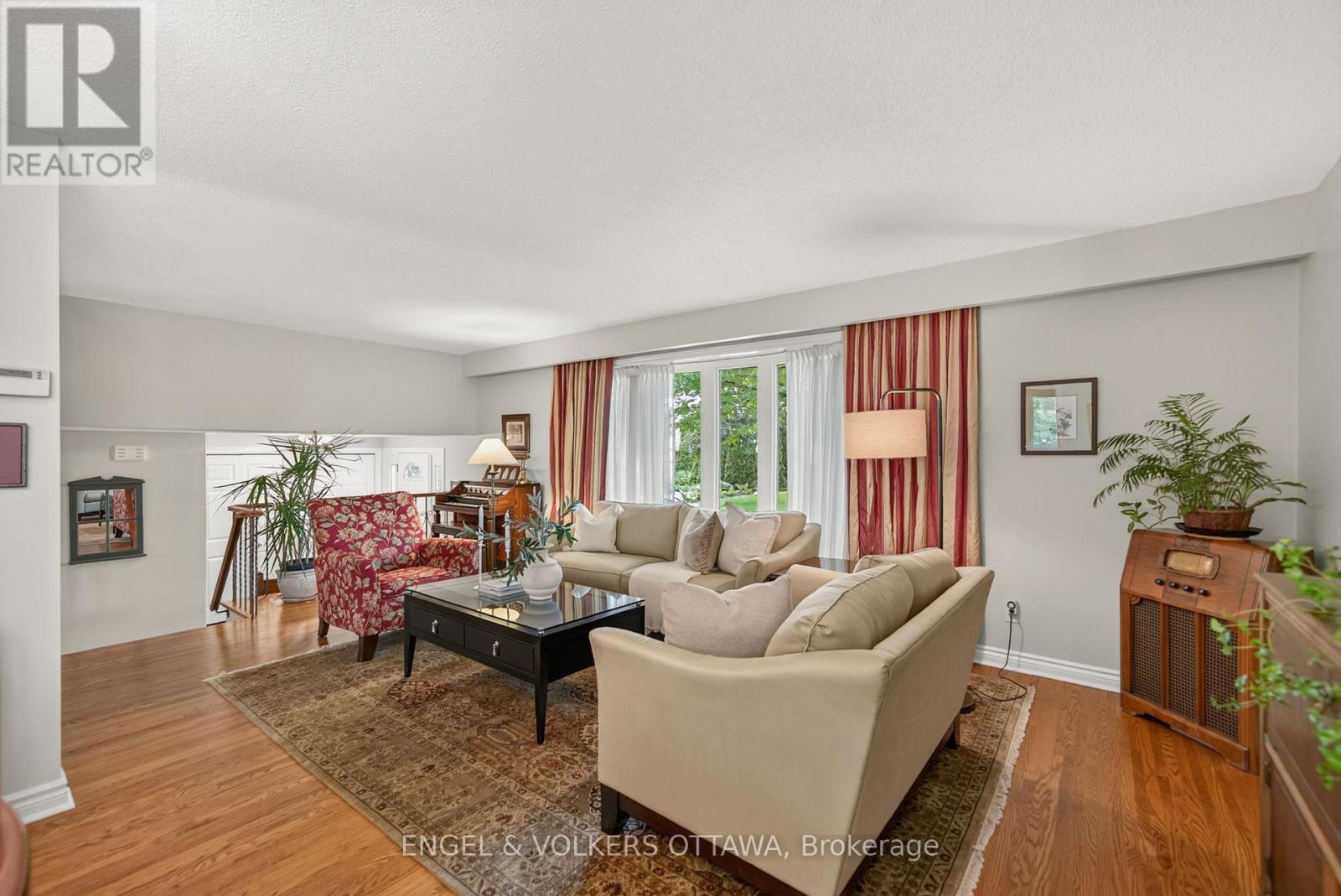3 Bed, 3 Bath House for Sale in Ottawa – 19 WOODHILL CRESCENT, Ottawa – MLS# X13484764 - Image 7