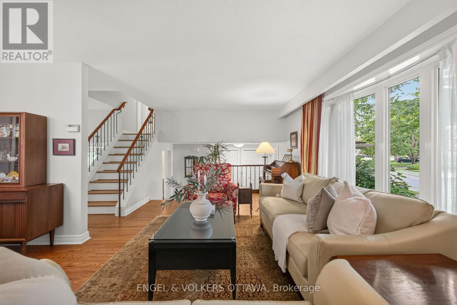 3 Bed, 3 Bath House for Sale in Ottawa – 19 WOODHILL CRESCENT, Ottawa – MLS# X13484764 - Image 8