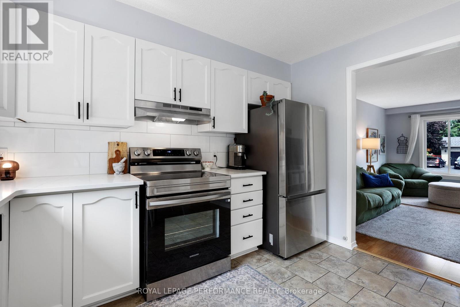 1080 Des Pins Avenue