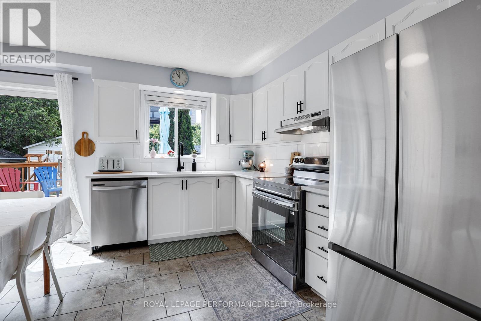 1080 Des Pins Avenue
